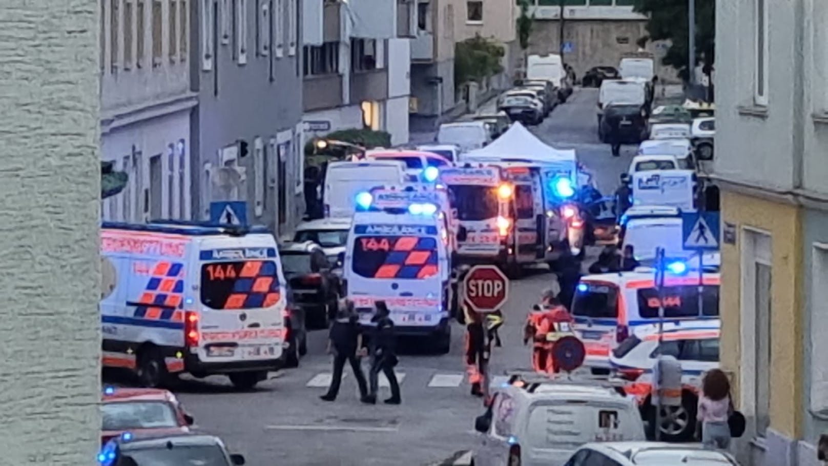 Am Dienstagabend fielen in der Schwaigergasse in Floridsdorf Schüsse. Ein Polizist schoss auf einen Angreifer, auch eine Frauenleiche wurde entdeckt.