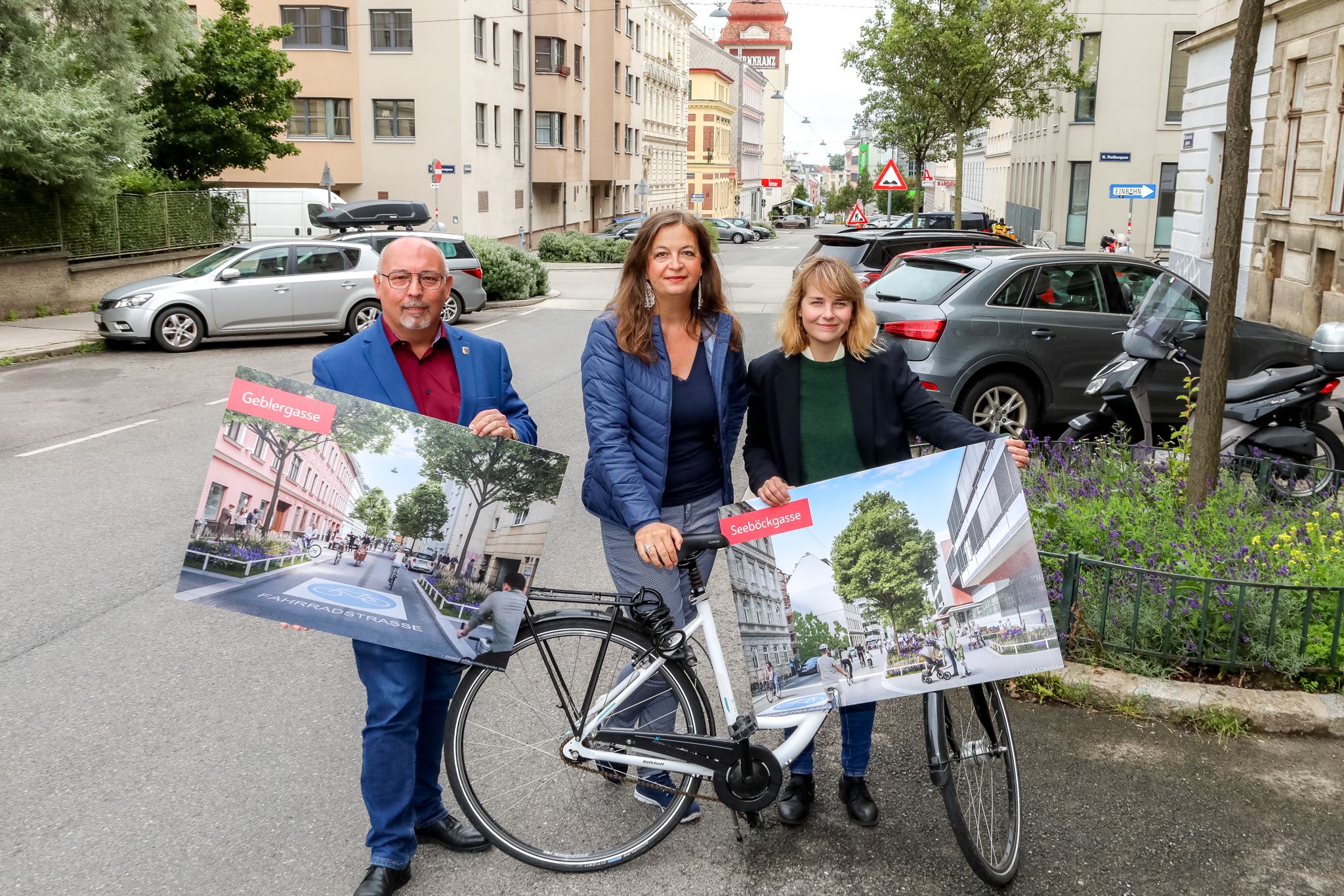 Bezirksvorsteher Peter Jagsch, Mobilitätsstadträtin Ulli Sima und Bezirksvorsteherin Stefanie Lamp (alle SPÖ, v.l.) bei der Präsentation der neuen Radwege für Wien-Hernals und Wien-Ottakring. 