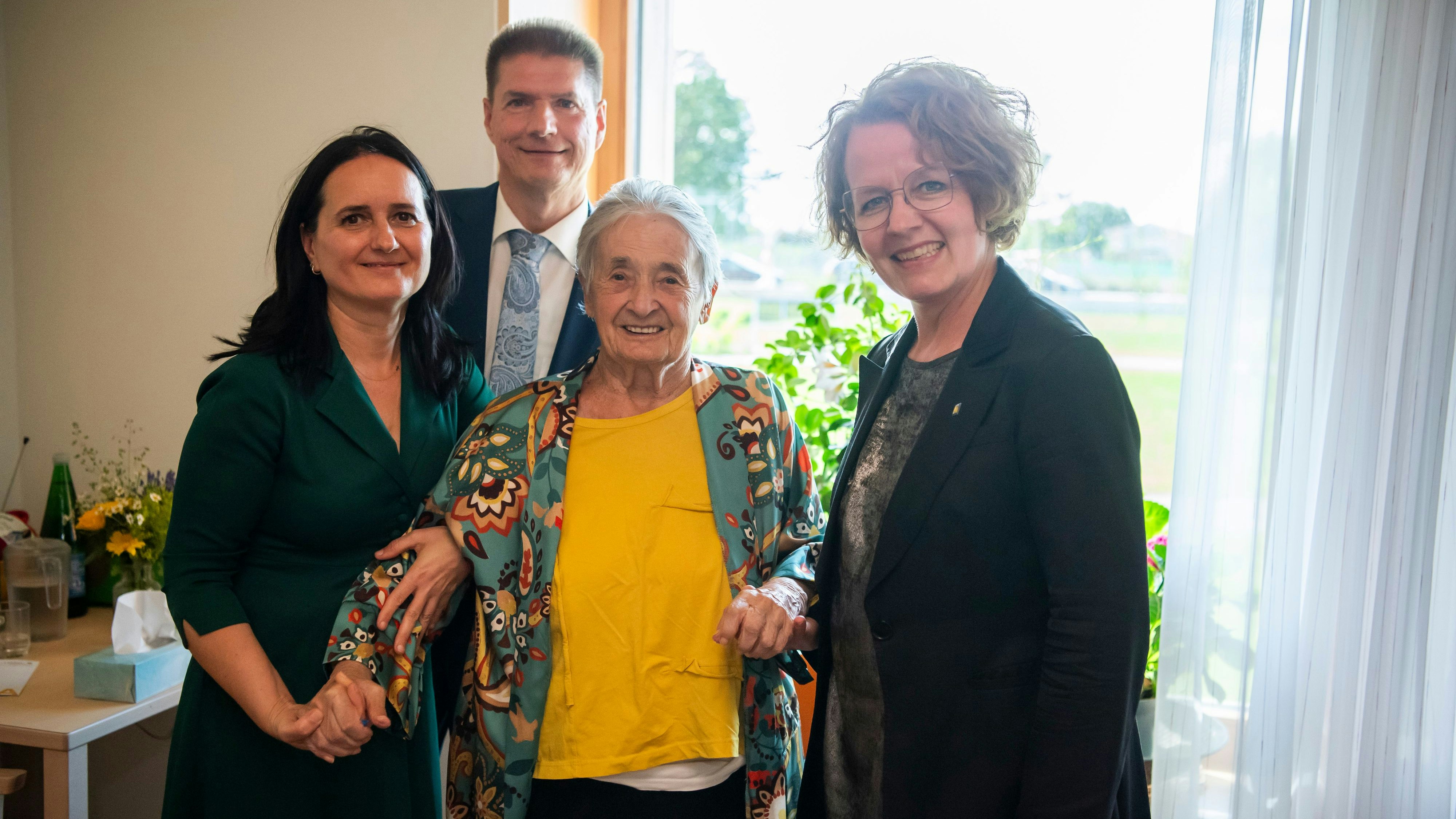 Stellvertretende Pflegedirektorin Suzana Saric, Kaufmännischer Direktor Christian Seidl, Bewohnerin Hermine Minichshofer und Landesrätin Christiane Teschl-Hofmeister im neu eröffneten PBZ Korneuburg