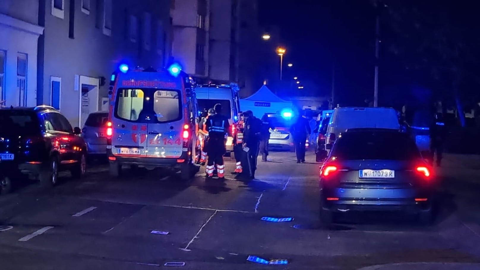 Am Dienstagabend fielen in der Schwaigergasse in Floridsdorf Schüsse. Ein Polizist schoss auf einen Angreifer, auch eine Frauenleiche wurde entdeckt.