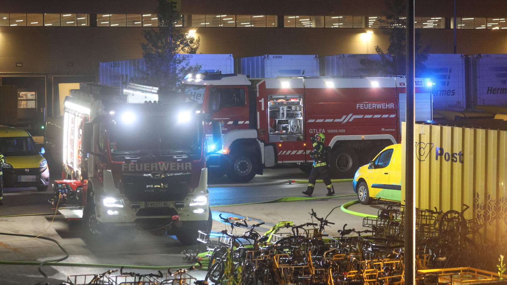 Einen Großeinsatz von elf Feuerwehren hatte in der Nacht auf Mittwoch ein Brand einer Halle auf dem Gelände eines Post-Logistikzentrums in Allhaming (Bezirk Linz-Land) zur Folge.