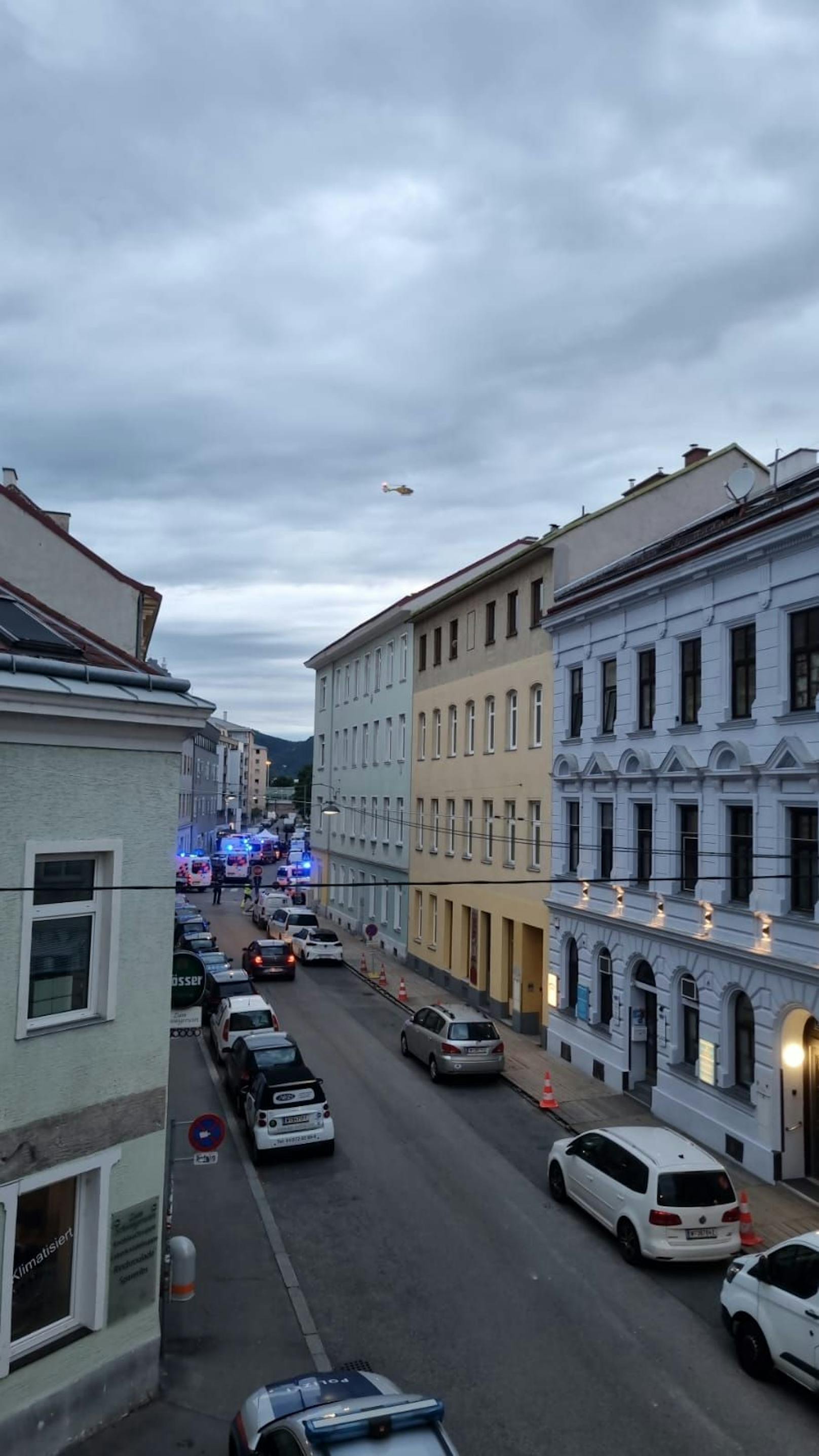 Am Dienstagabend fielen in der Schwaigergasse in Floridsdorf Schüsse. Ein Polizist schoss auf einen Angreifer, auch eine Frauenleiche wurde entdeckt.