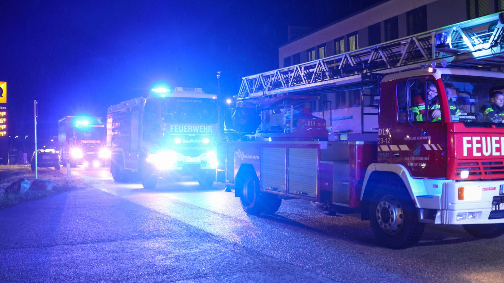 Einen Großeinsatz von elf Feuerwehren hatte in der Nacht auf Mittwoch ein Brand einer Halle auf dem Gelände eines Post-Logistikzentrums in Allhaming (Bezirk Linz-Land) zur Folge.