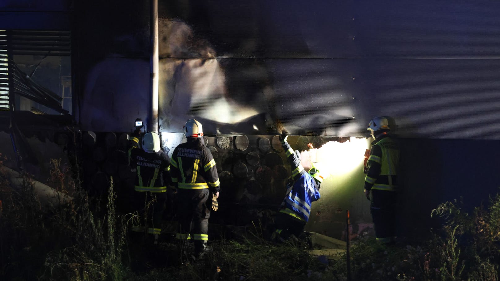 Einen Großeinsatz von elf Feuerwehren hatte in der Nacht auf Mittwoch ein Brand einer Halle auf dem Gelände eines Post-Logistikzentrums in Allhaming (Bezirk Linz-Land) zur Folge.