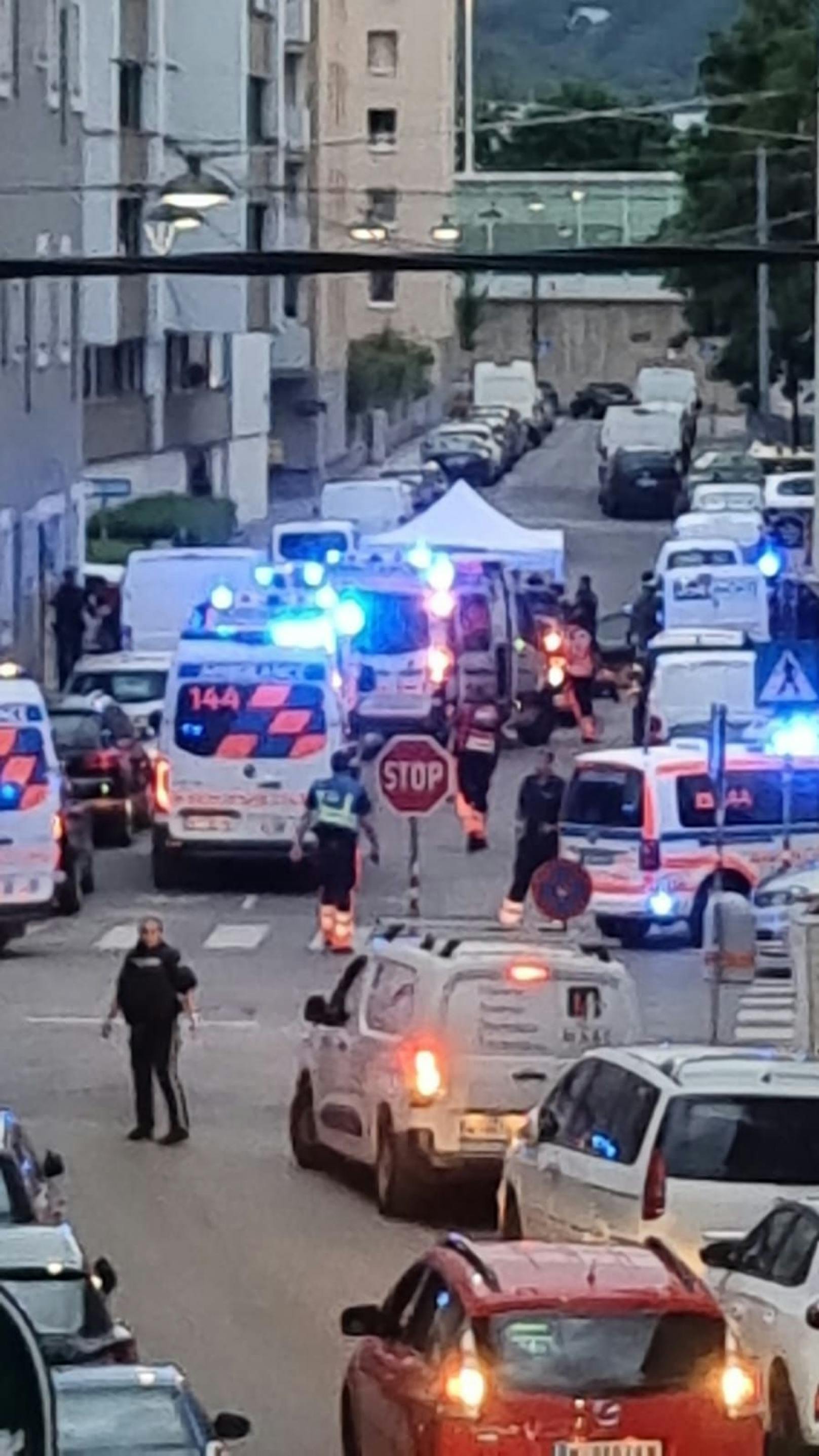 Am Dienstagabend fielen in der Schwaigergasse in Floridsdorf Schüsse. Ein Polizist schoss auf einen Angreifer, auch eine Frauenleiche wurde entdeckt.