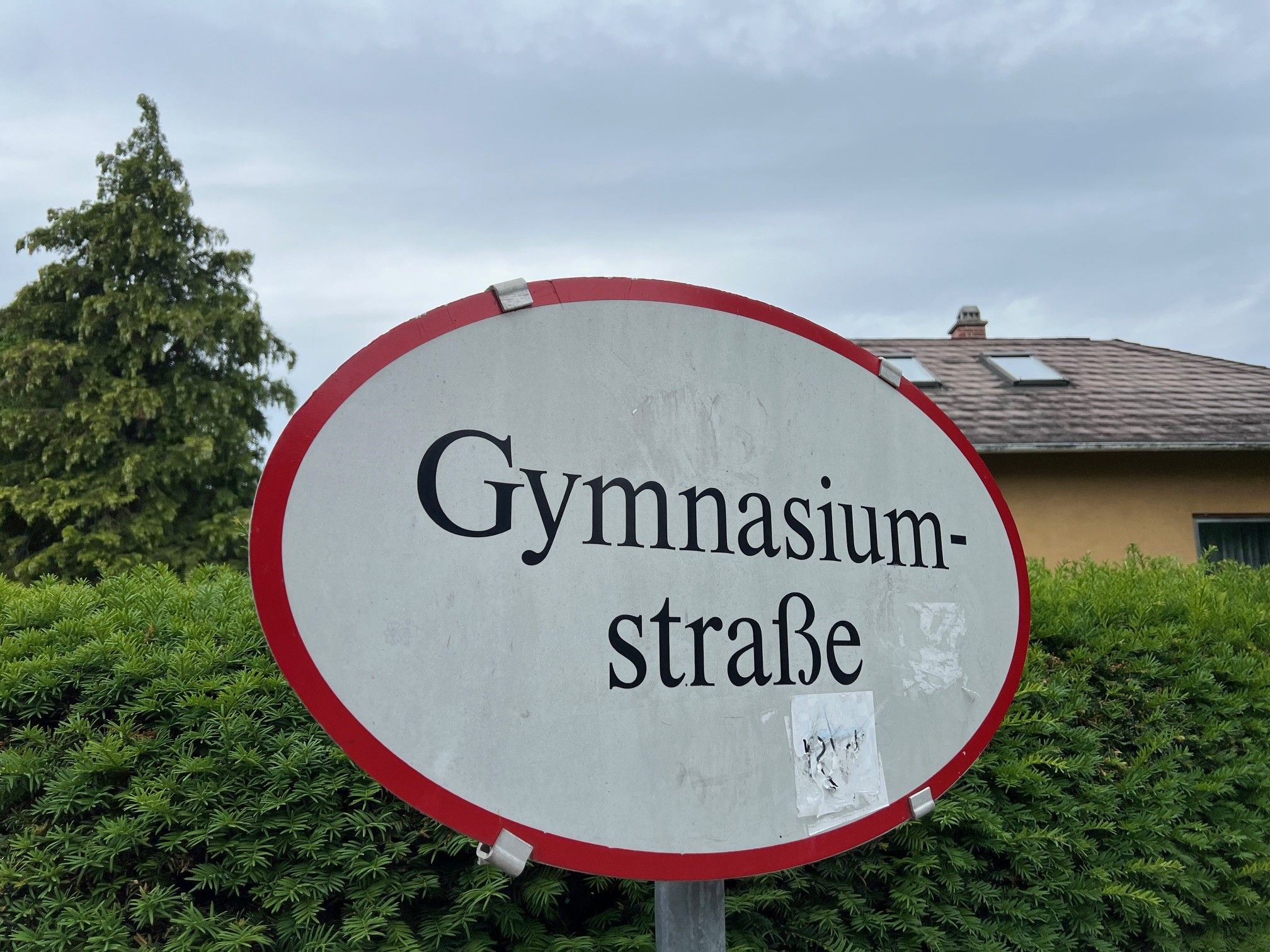 In Baden stach eine Frau mehrmals auf einen Mann ein. Er musste notoperiert werden