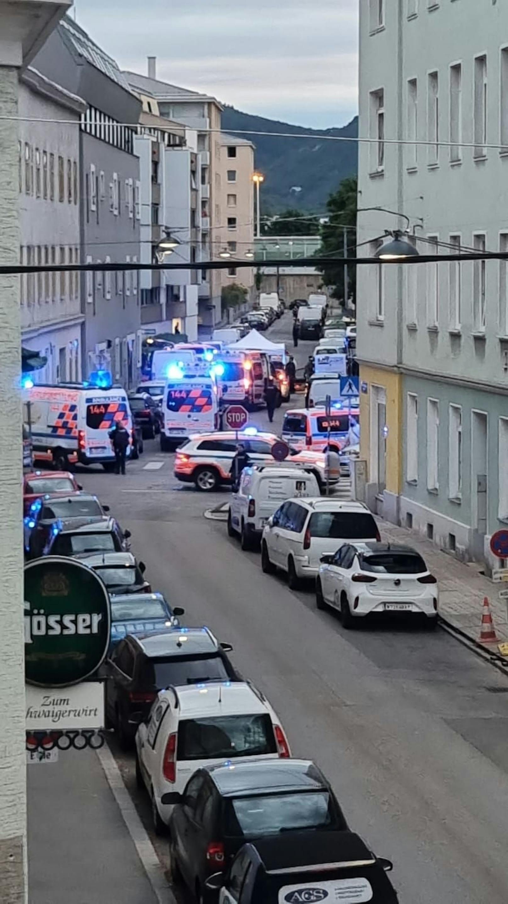 Am Dienstagabend fielen in der Schwaigergasse in Floridsdorf Schüsse. Ein Polizist schoss auf einen Angreifer, auch eine Frauenleiche wurde entdeckt.