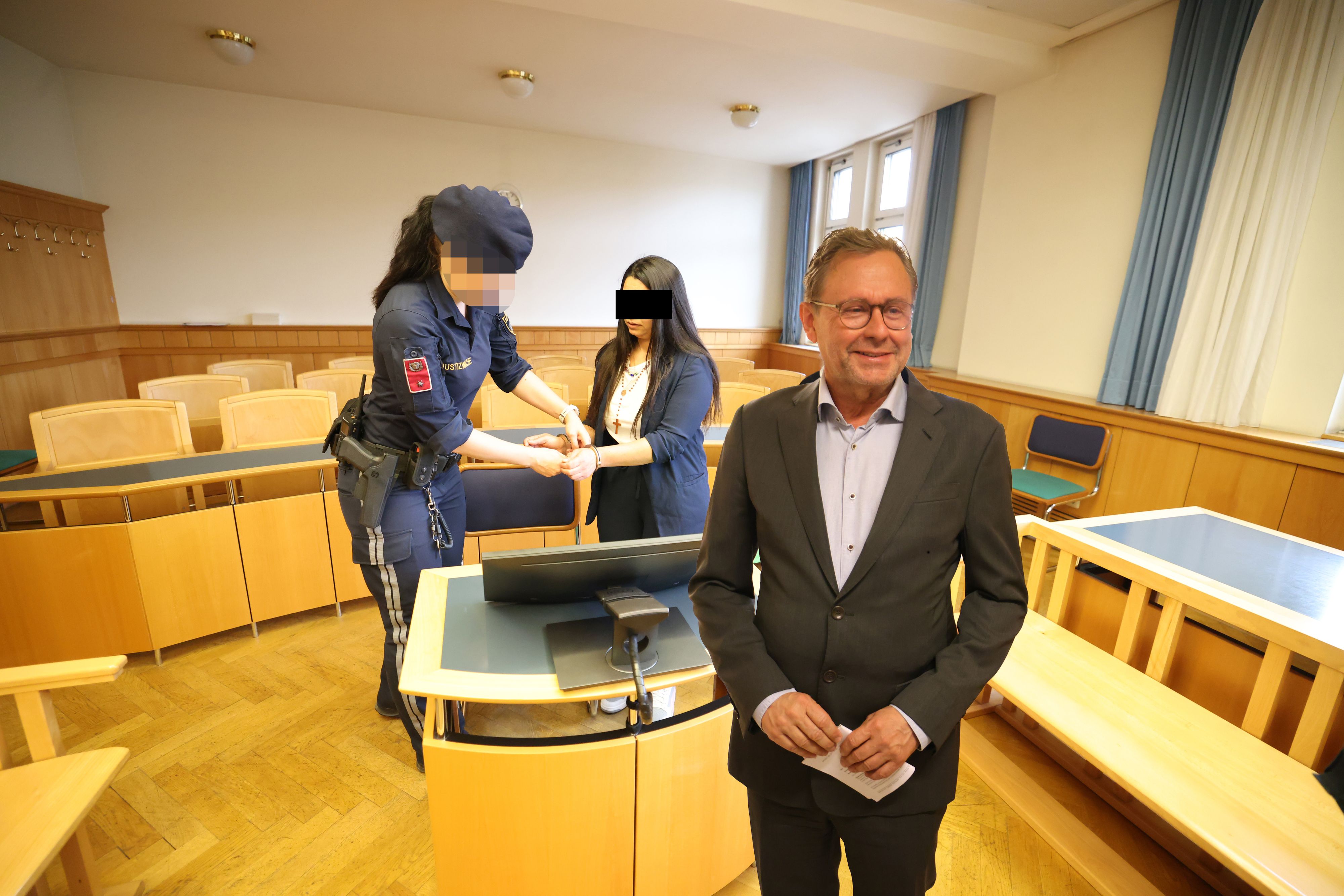 Italienerin (m.) soll bei Rapid-Präsident Alexander Wrabetz (r.) eingebrochen sein. 