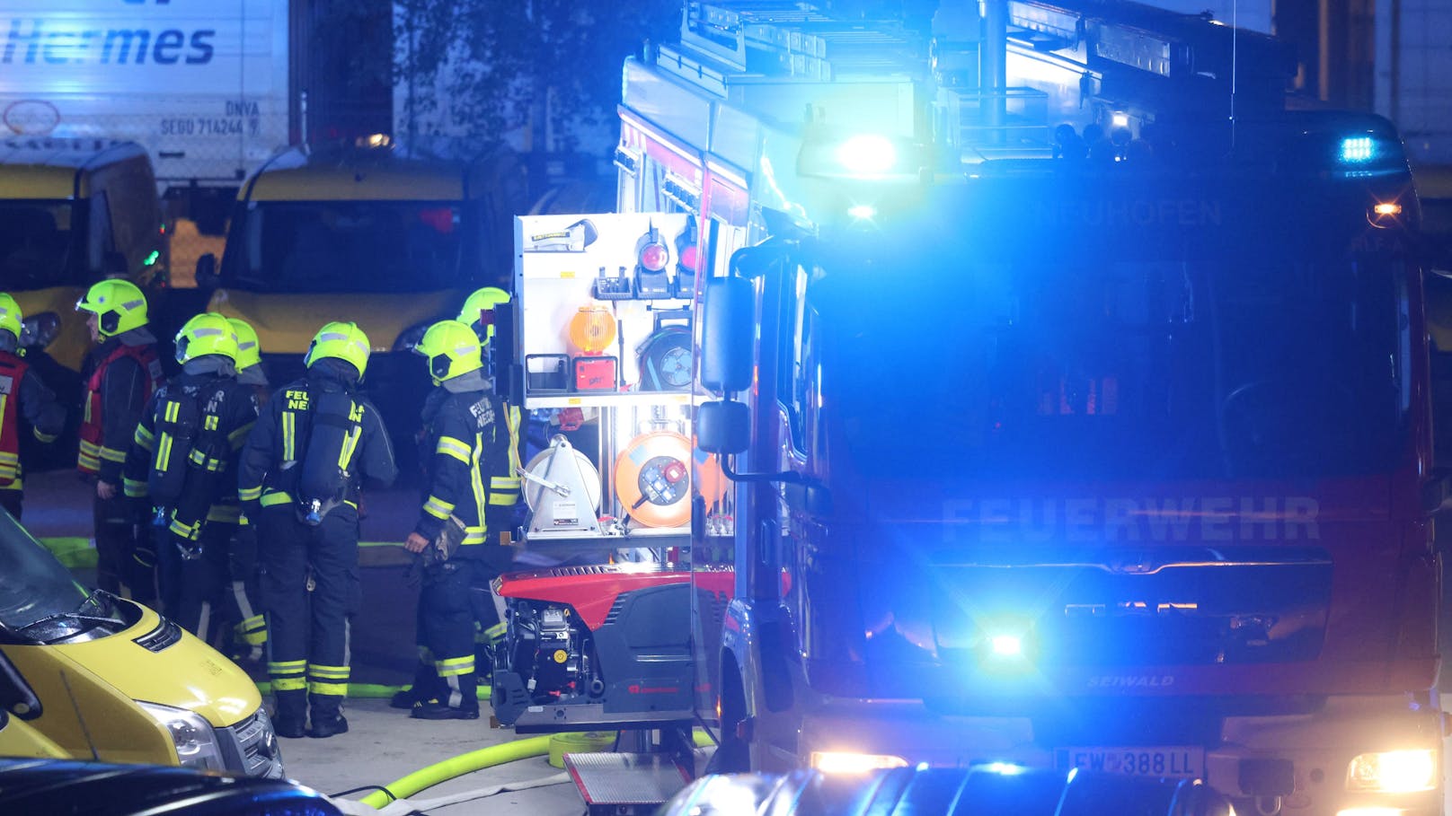 Einen Großeinsatz von elf Feuerwehren hatte in der Nacht auf Mittwoch ein Brand einer Halle auf dem Gelände eines Post-Logistikzentrums in Allhaming (Bezirk Linz-Land) zur Folge.