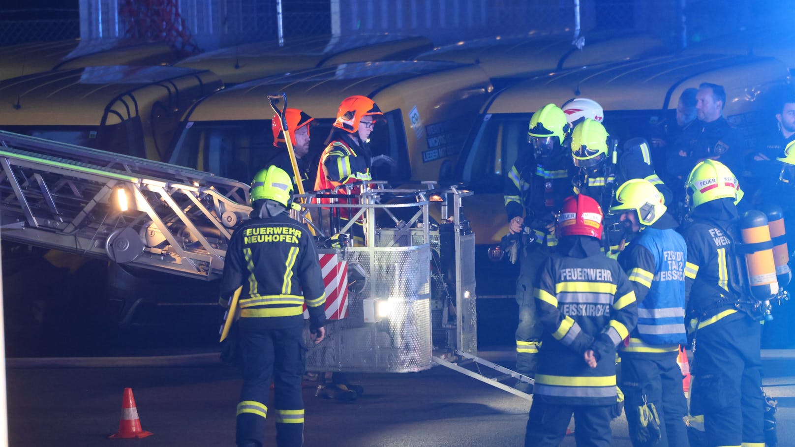 Einen Großeinsatz von elf Feuerwehren hatte in der Nacht auf Mittwoch ein Brand einer Halle auf dem Gelände eines Post-Logistikzentrums in Allhaming (Bezirk Linz-Land) zur Folge.