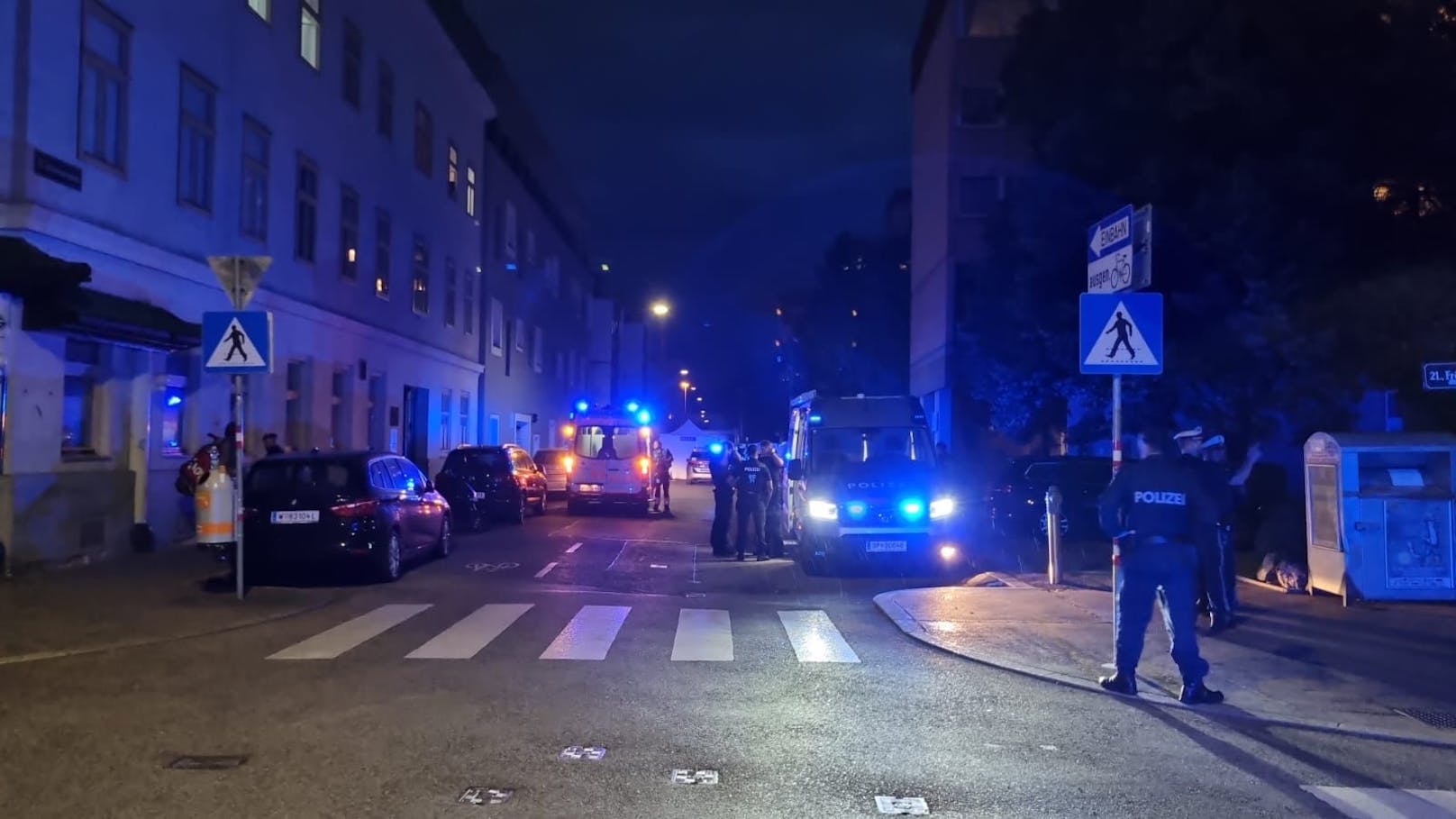 Am Dienstagabend fielen in der Schwaigergasse in Floridsdorf Schüsse. Ein Polizist schoss auf einen Angreifer, auch eine Frauenleiche wurde entdeckt.