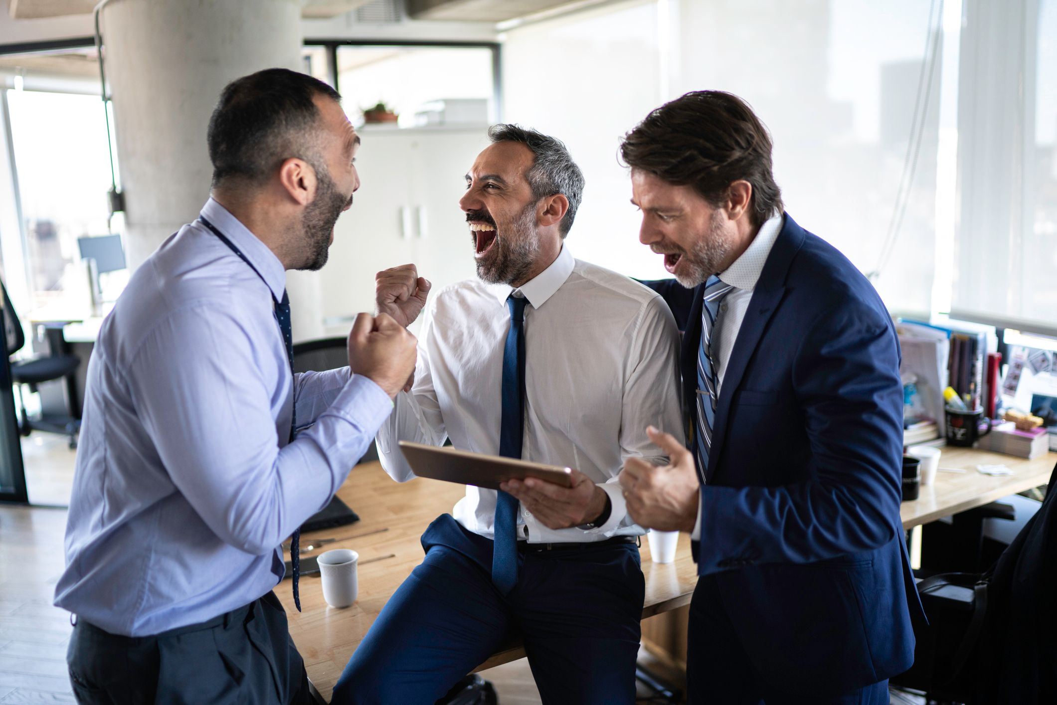 Wenn trotz Verbots geschaut bzw. gestreamt wird, darf der Arbeitgeber das Einkommen kürzen.