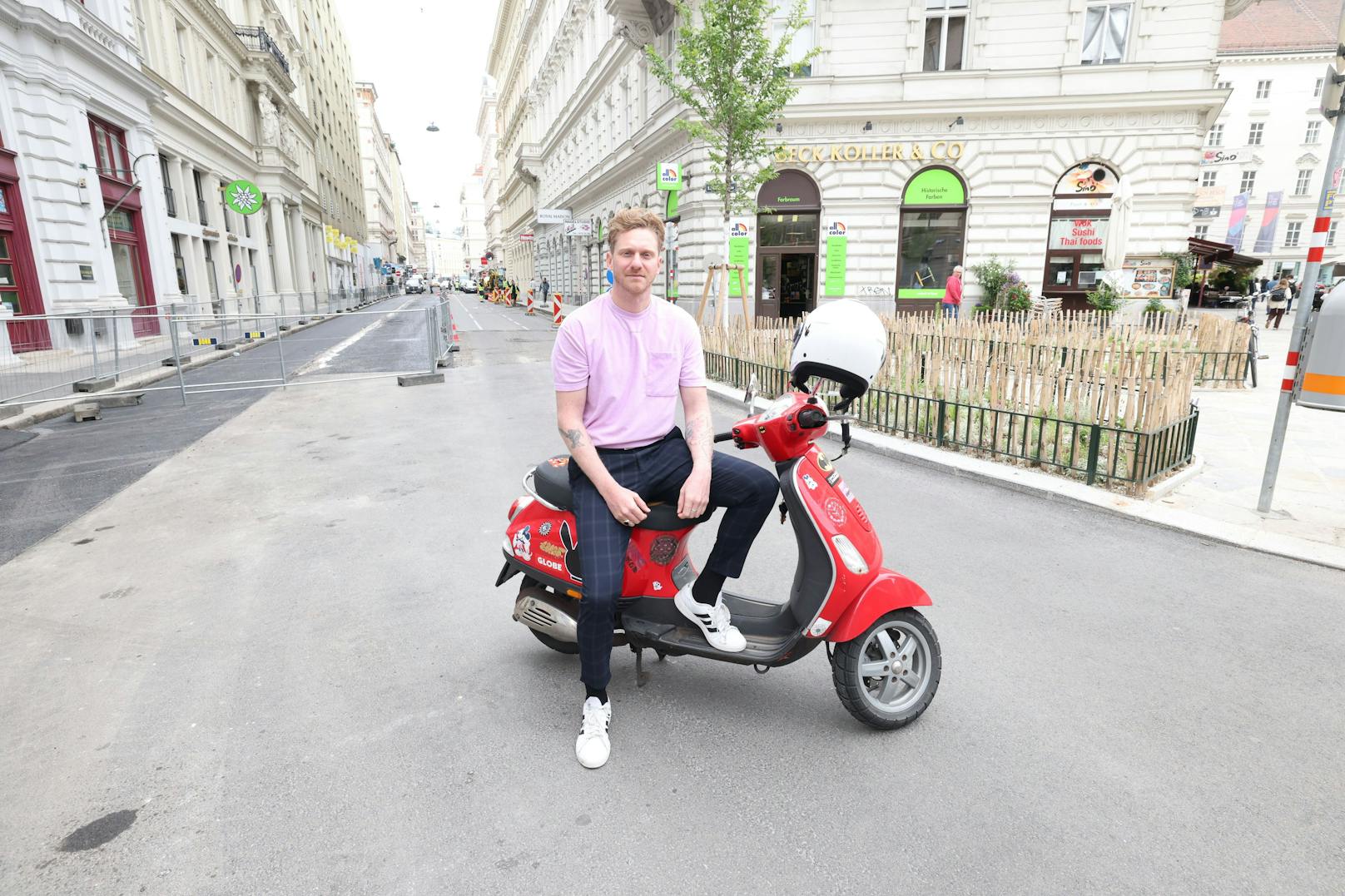 Fetzig - Lucas Fendrich posiert lässig mit seinem roten Moped.