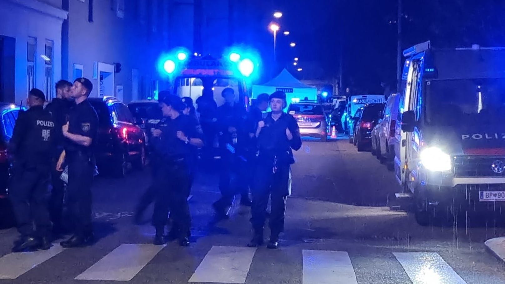 Am Dienstagabend fielen in der Schwaigergasse in Floridsdorf Schüsse. Ein Polizist schoss auf einen Angreifer, auch eine Frauenleiche wurde entdeckt.