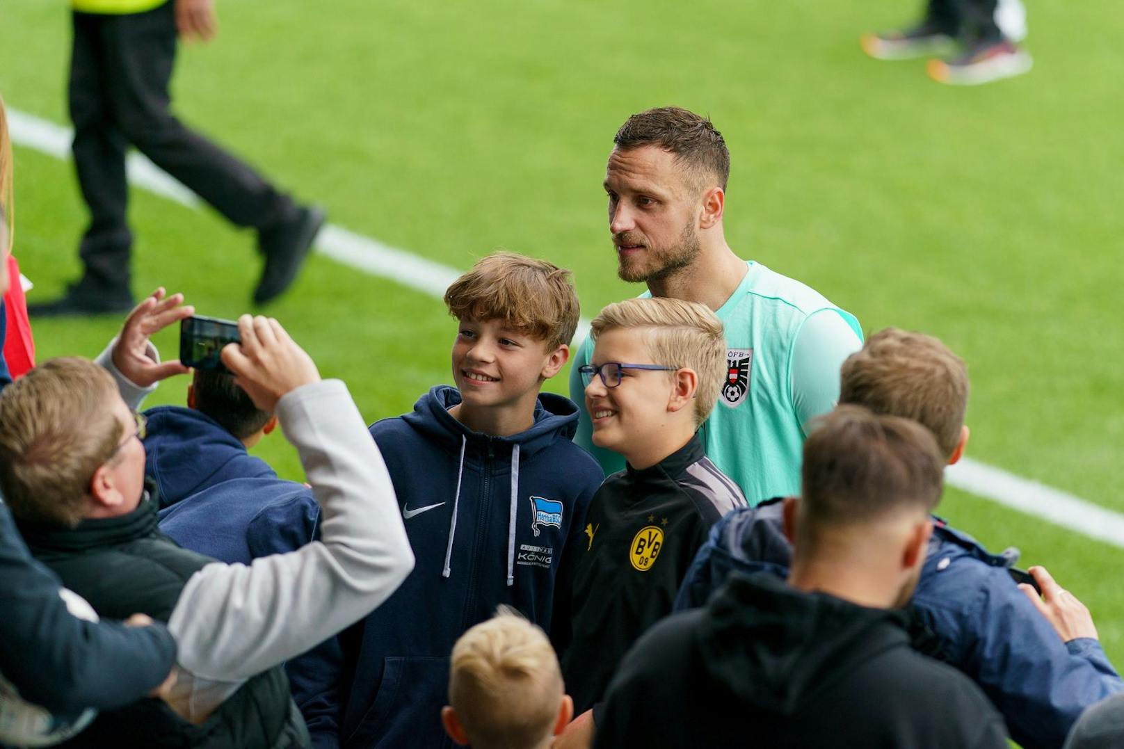 3.000 Fans kamen zum ersten Training der österreichischen Nationalmannschaft in Berlin. Die Spieler, hier Marko Arnautovic, standen für Fotos parat. 