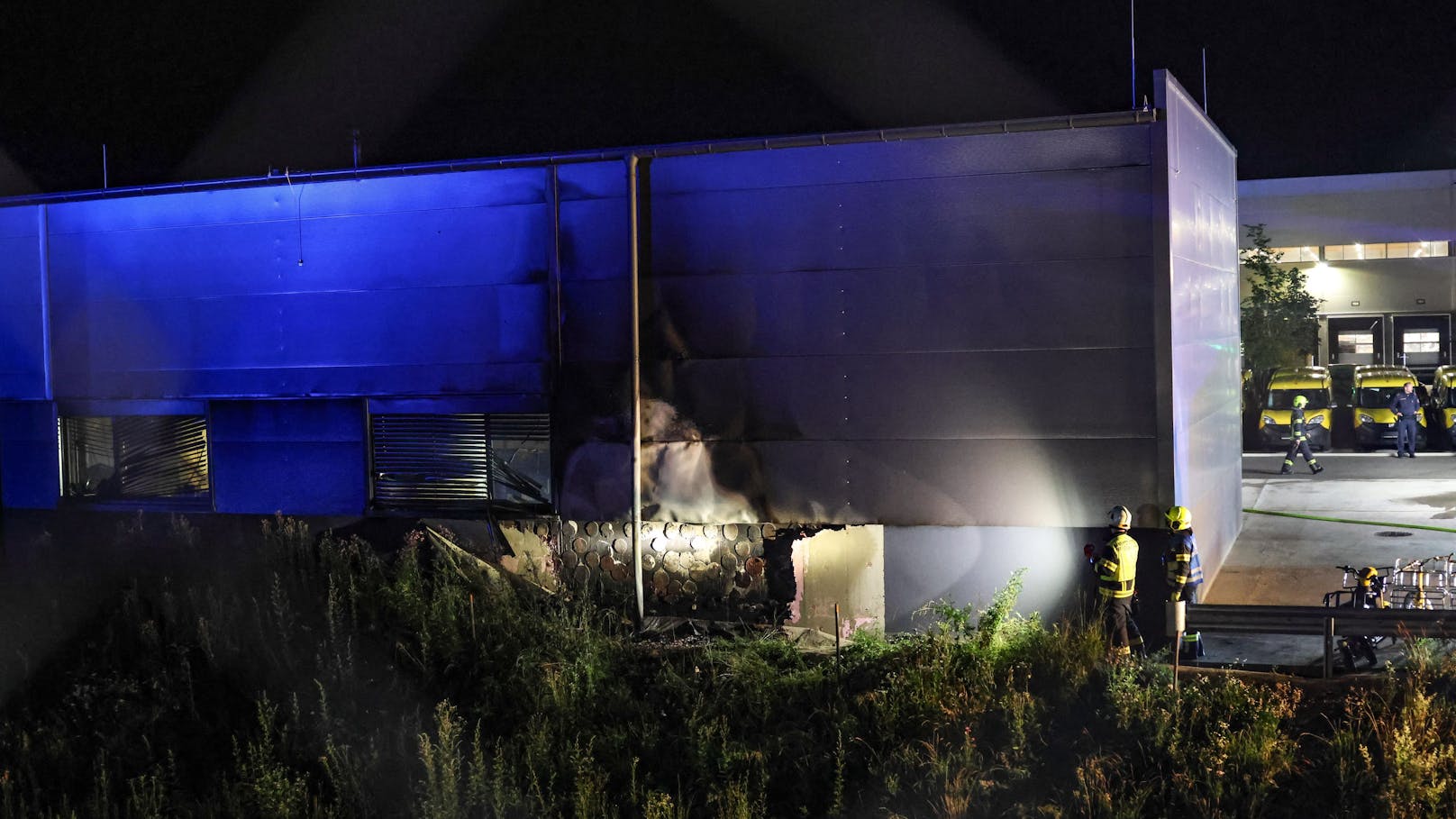 Einen Großeinsatz von elf Feuerwehren hatte in der Nacht auf Mittwoch ein Brand einer Halle auf dem Gelände eines Post-Logistikzentrums in Allhaming (Bezirk Linz-Land) zur Folge.