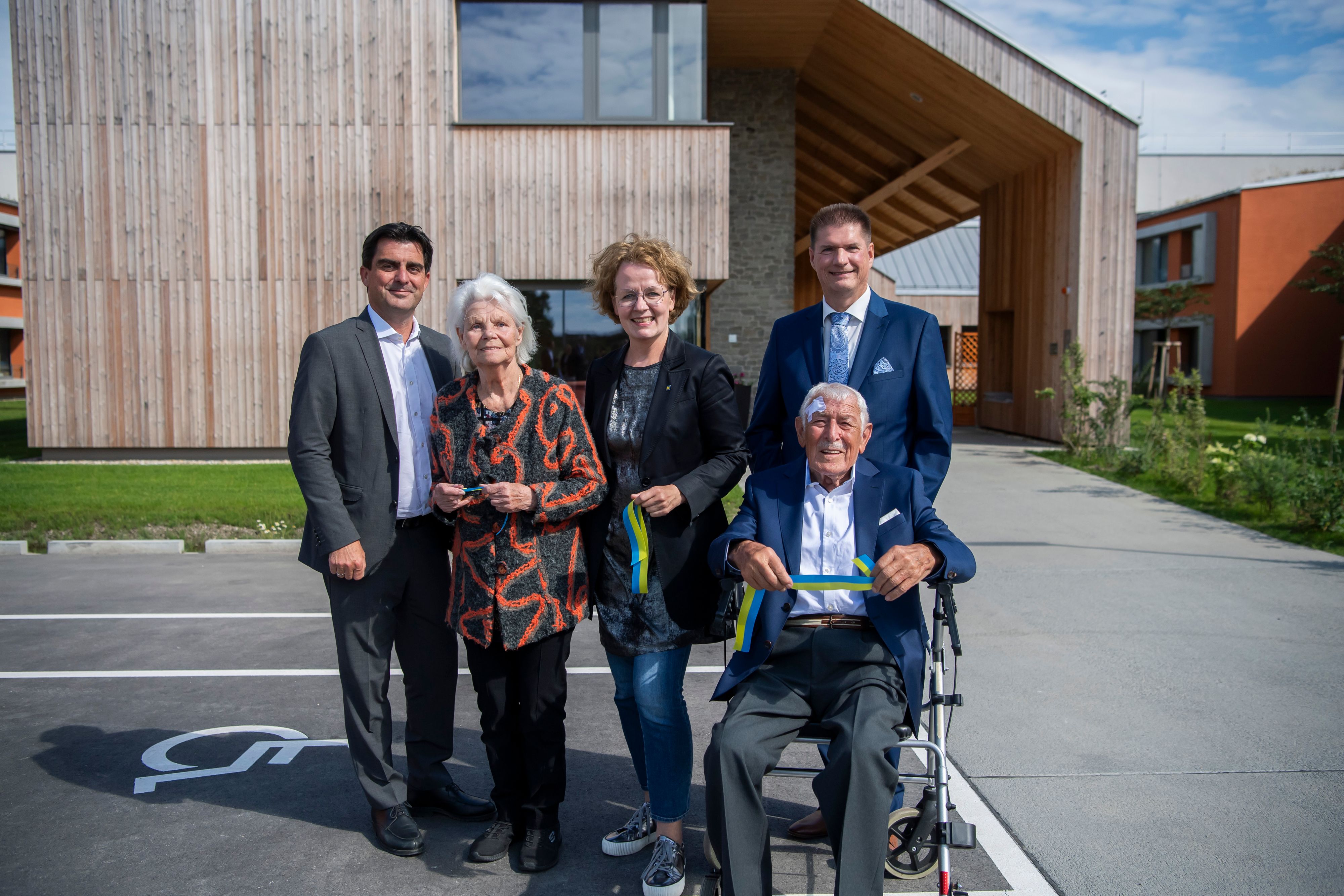 Bürgermeister von Korneuburg und Landtagsabgeordneter Christian Gepp, Bewohnerin Erna Bacher, Landesrätin Christiane Teschl-Hofmeister Bewohner Alois Zwettler und Kaufmännischer Direktor Christian Seidl vor dem neuen NÖ Pflege- und Betreuungszentrum Korneuburg