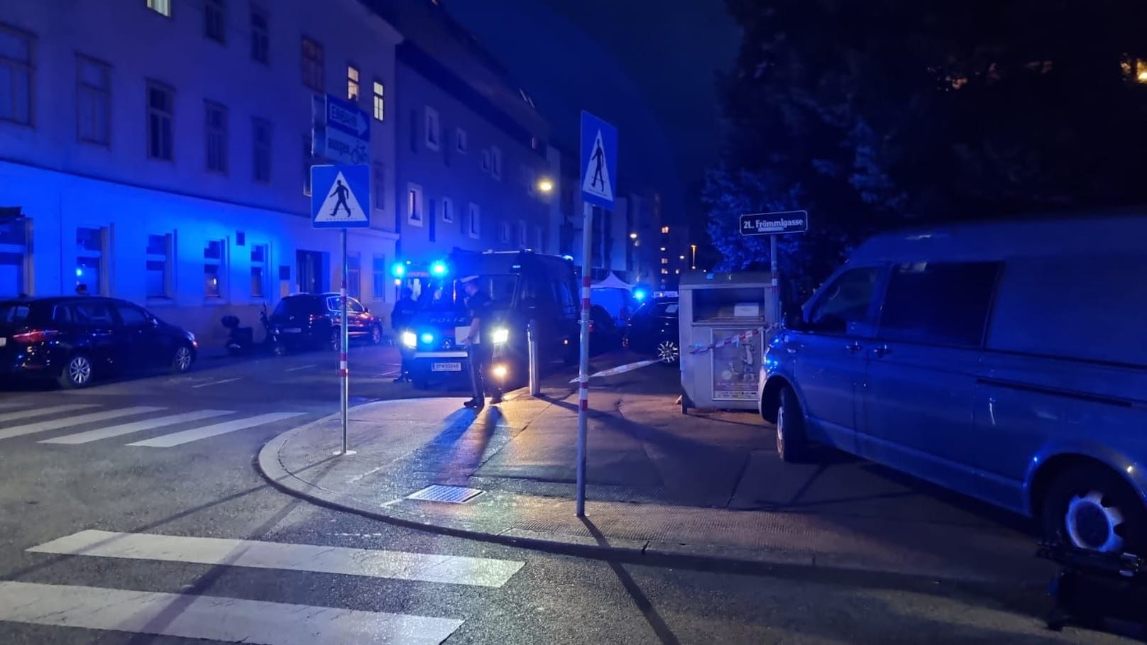 Am Dienstagabend fielen in der Schwaigergasse in Floridsdorf Schüsse. Ein Polizist schoss auf einen Angreifer, auch eine Frauenleiche wurde entdeckt.