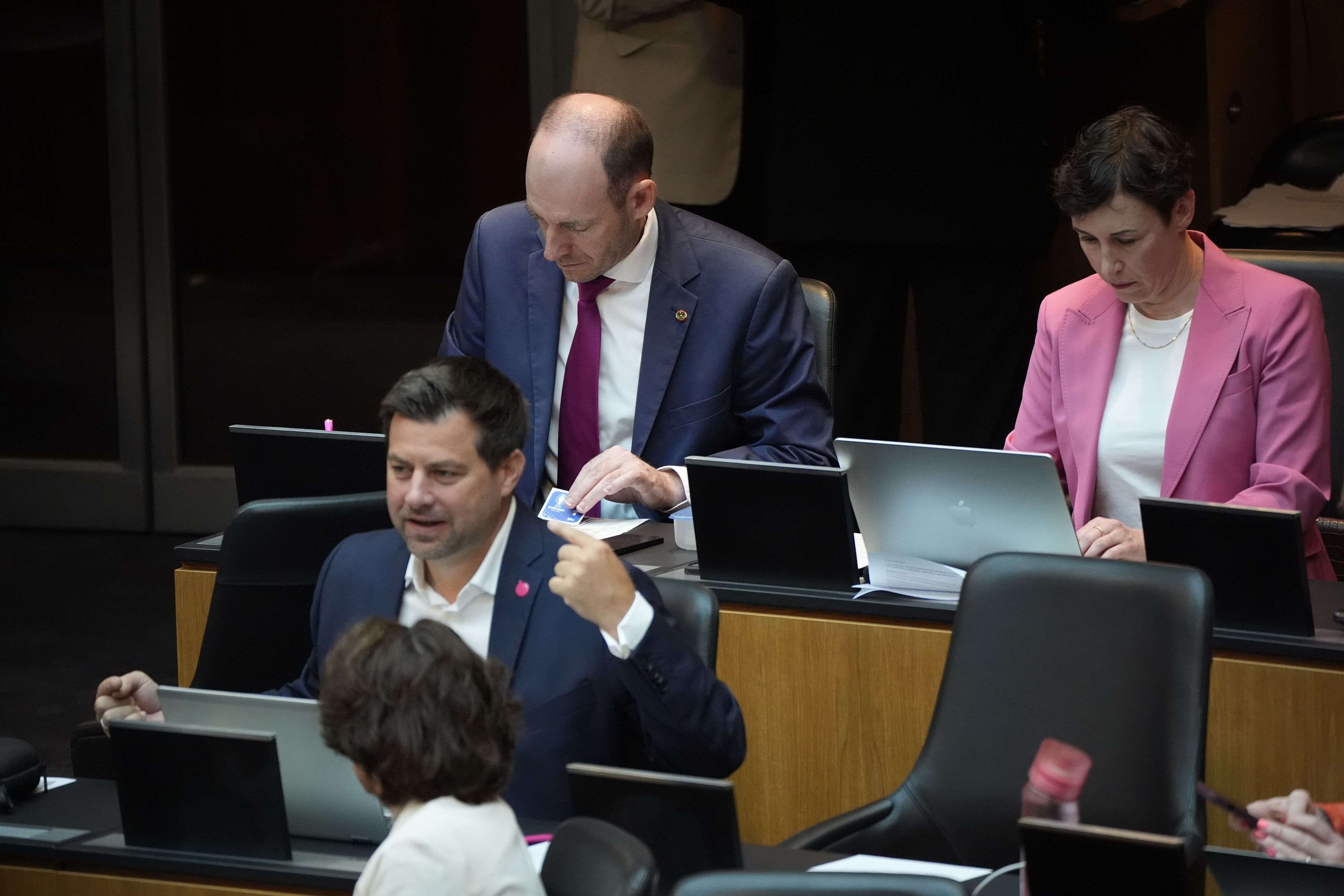 Nicht nur hitzige Debatten beschäftigten Arlamovsky am ersten Arbeitstag im Nationalrat.