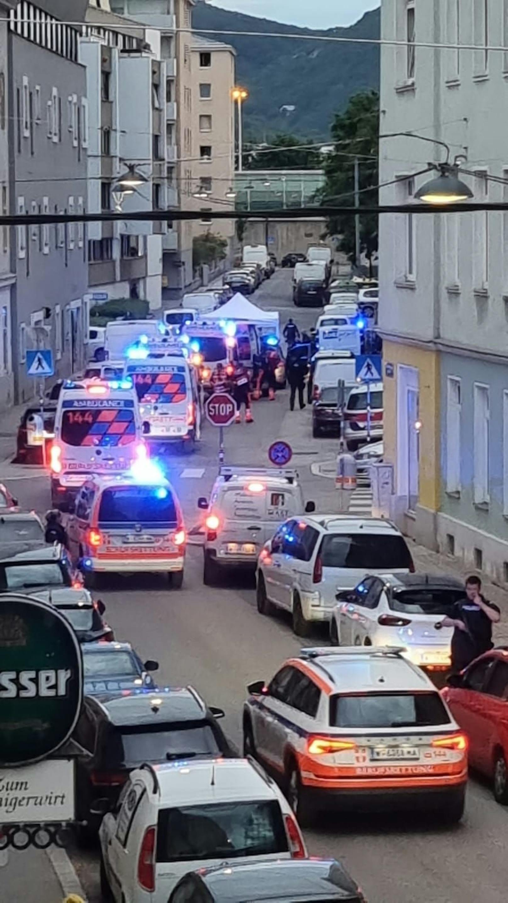 Am Dienstagabend fielen in der Schwaigergasse in Floridsdorf Schüsse. Ein Polizist schoss auf einen Angreifer, auch eine Frauenleiche wurde entdeckt.