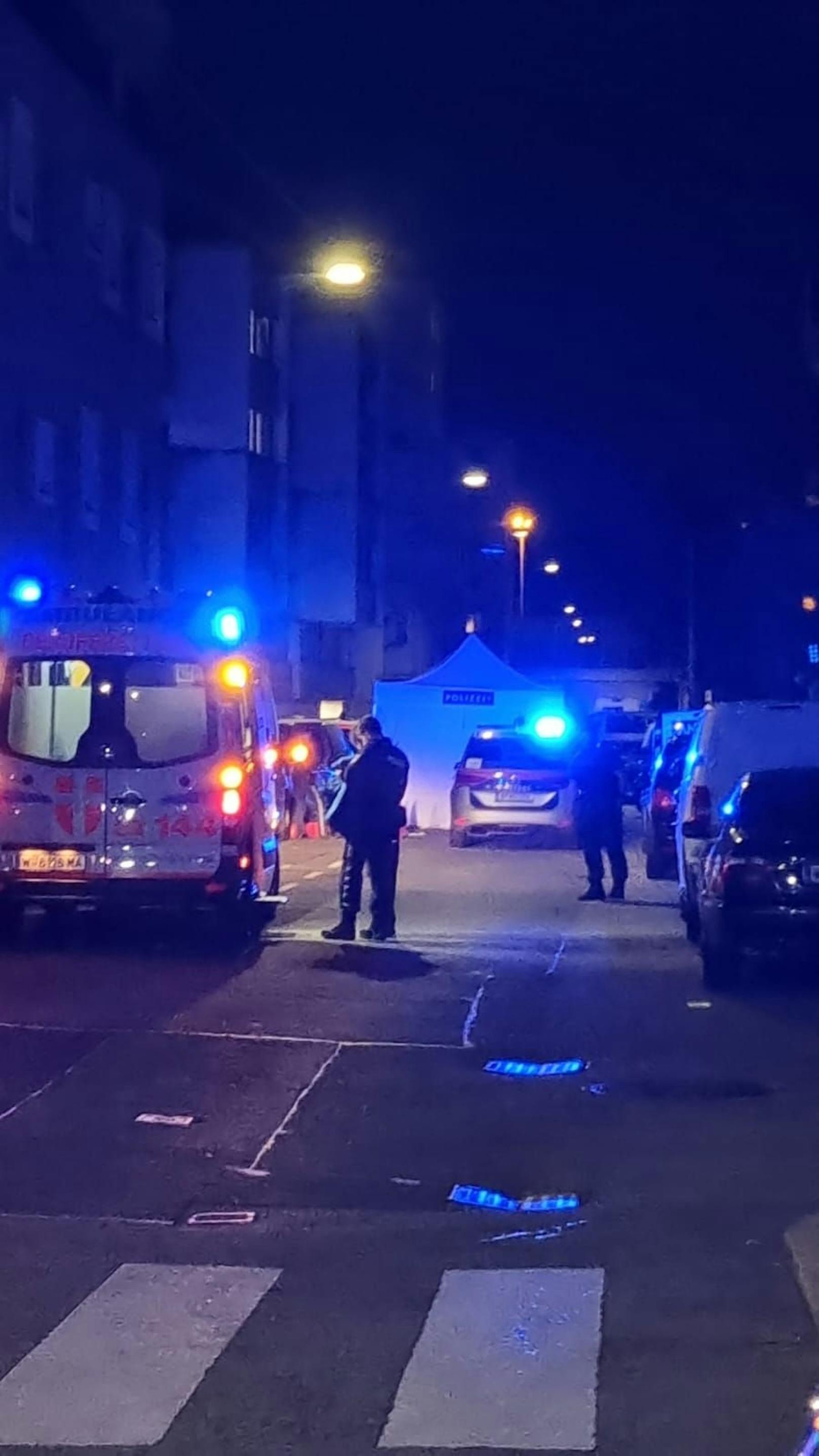 Am Dienstagabend fielen in der Schwaigergasse in Floridsdorf Schüsse. Ein Polizist schoss auf einen Angreifer, auch eine Frauenleiche wurde entdeckt.