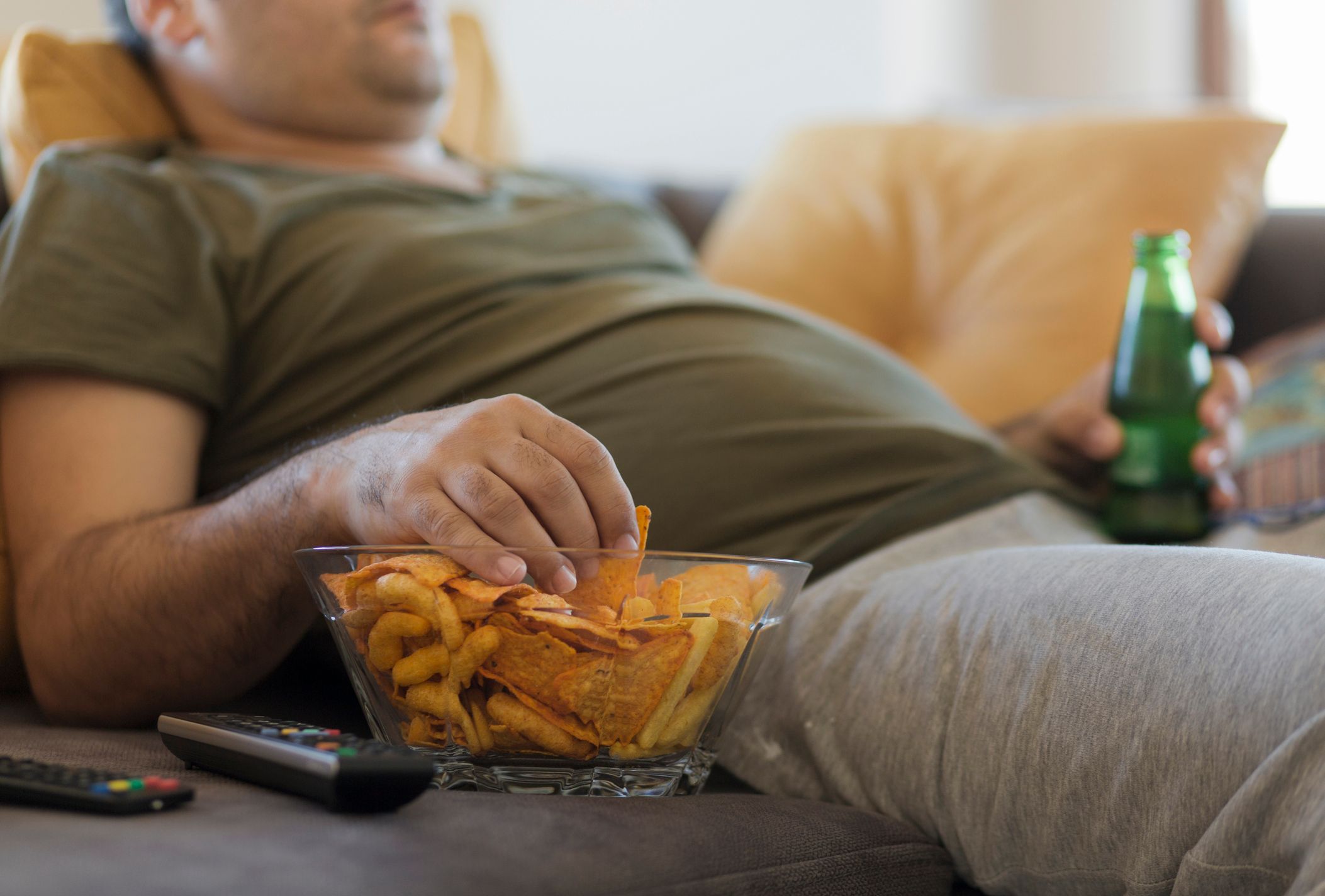 Kalorienfalle Euro-Schauen: Überbordendes Snacken kann böse Folgen haben.