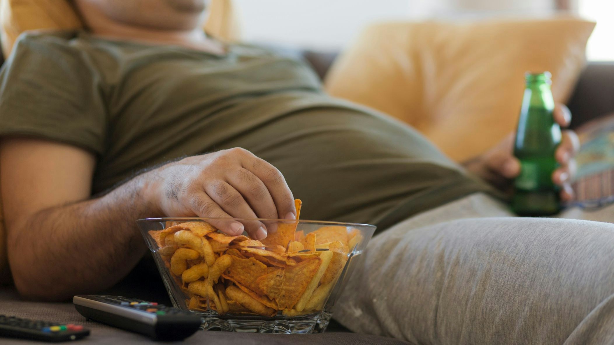 Kalorienfalle Euro-Schauen: Überbordendes Snacken kann böse Folgen haben.