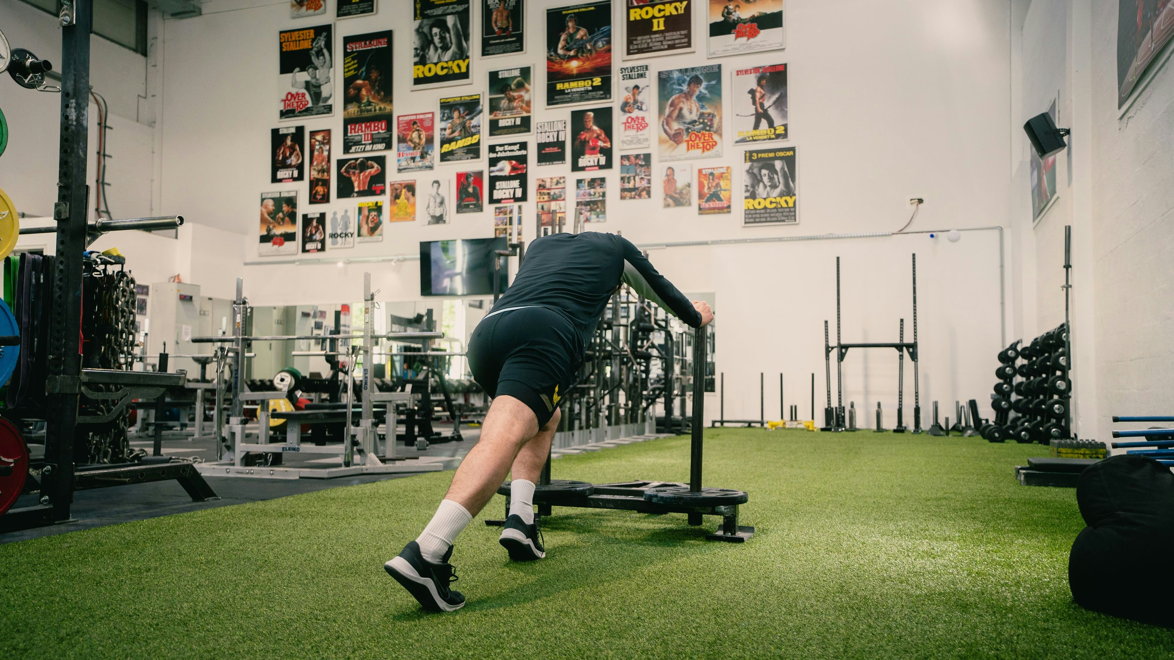 Ein 28 Meter langer Kunstrasen ermöglicht das Schieben, Ziehen und Tragen von unterschiedlichstem Equipment sowie das Training von Sprints und Sprüngen.