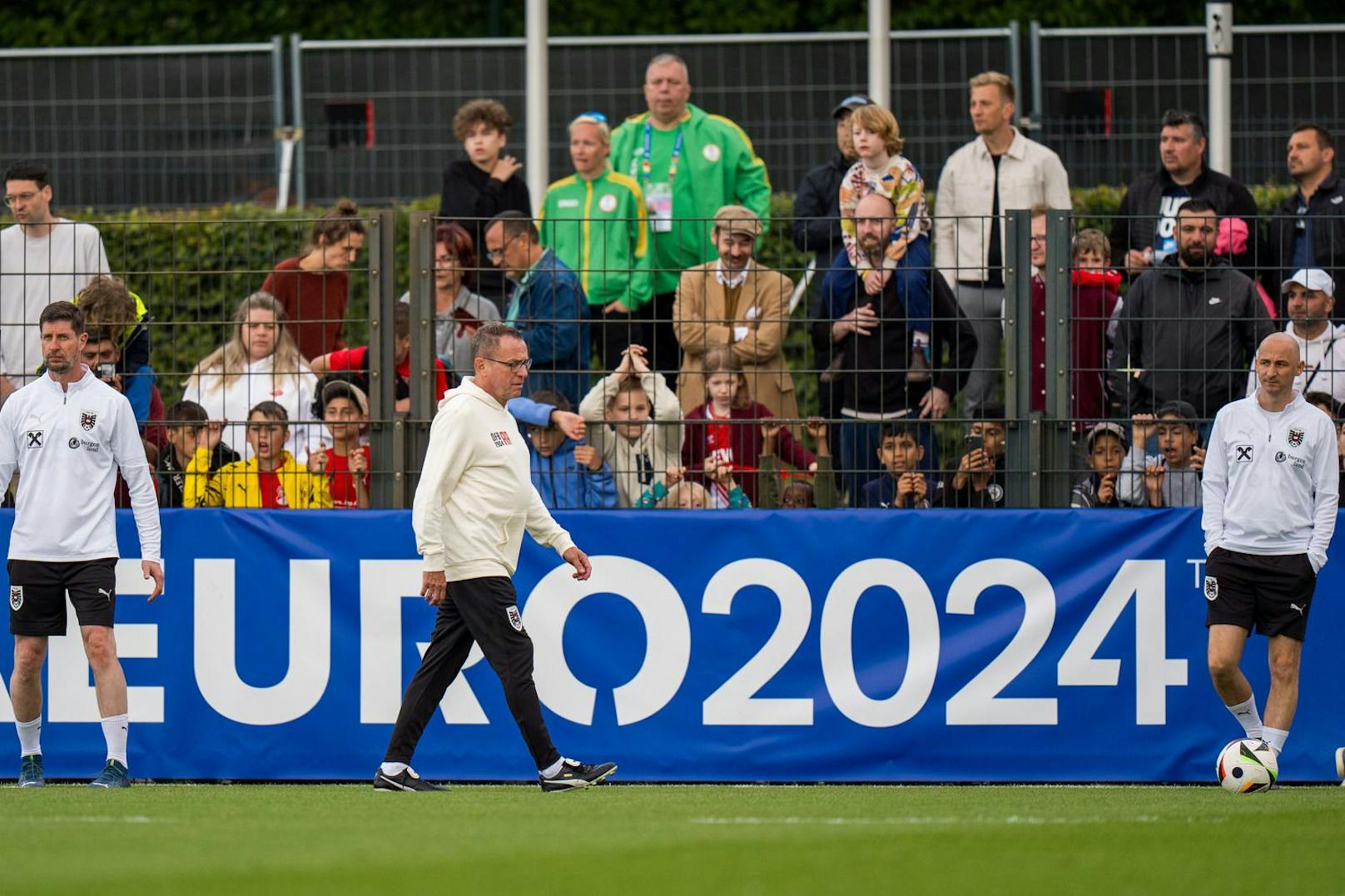 Teamchef Ralf Rangnick beobachtete aus der Entfernung. 