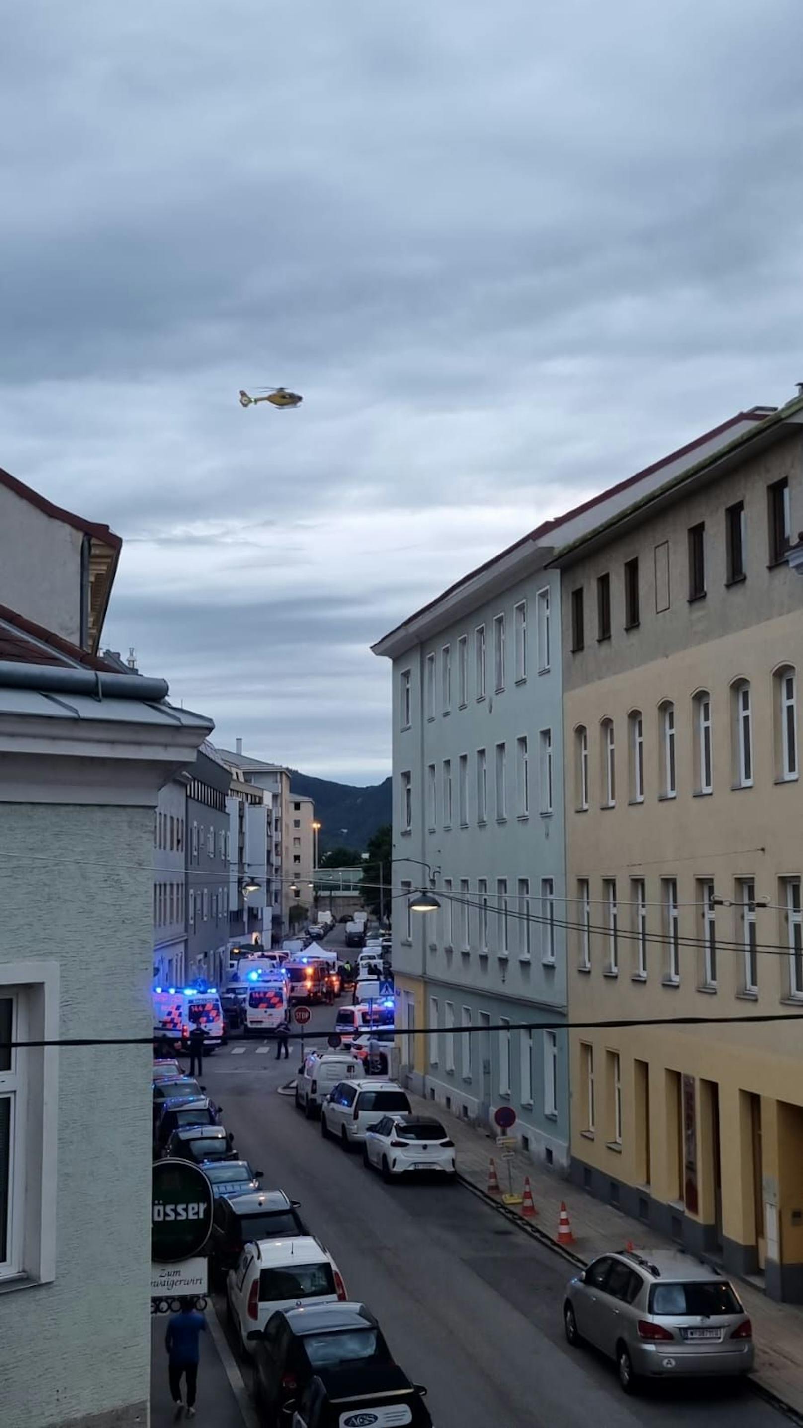 Am Dienstagabend fielen in der Schwaigergasse in Floridsdorf Schüsse. Ein Polizist schoss auf einen Angreifer, auch eine Frauenleiche wurde entdeckt.