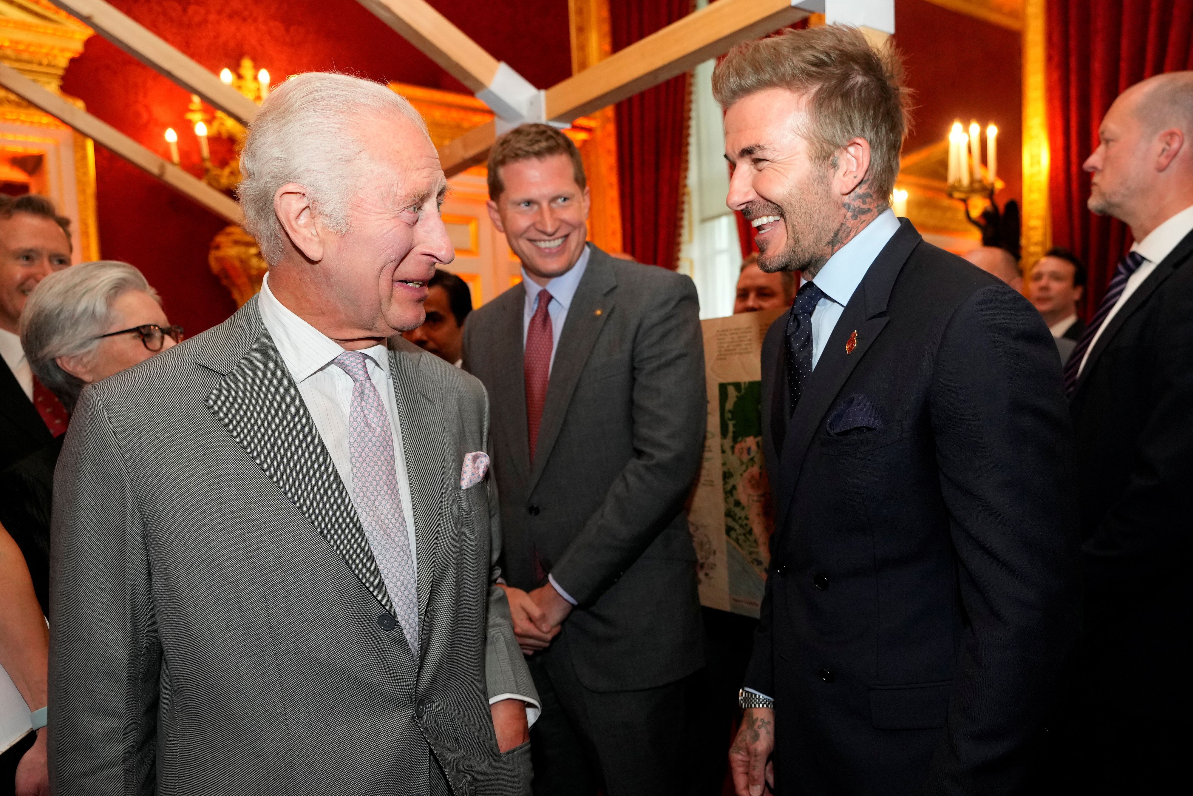König Charles III. und David Beckham bei der Verleihung der ersten Wohltätigkeitspreise der King's Foundation im St. James's Palace in London am 11. Juni 2024.