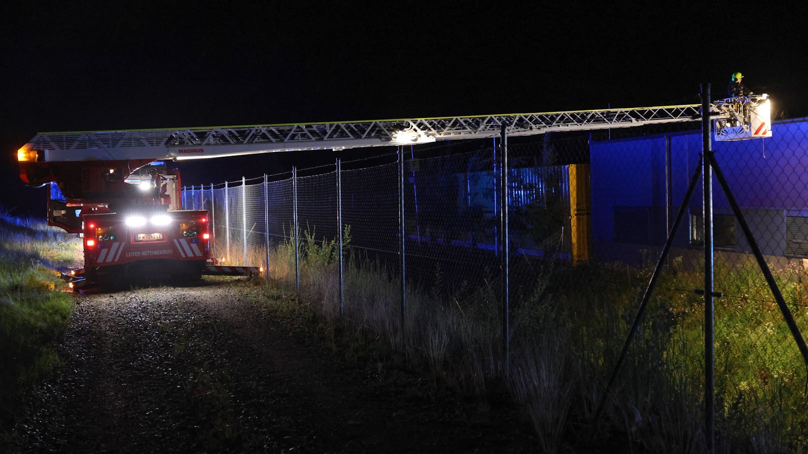 Einen Großeinsatz von elf Feuerwehren hatte in der Nacht auf Mittwoch ein Brand einer Halle auf dem Gelände eines Post-Logistikzentrums in Allhaming (Bezirk Linz-Land) zur Folge.