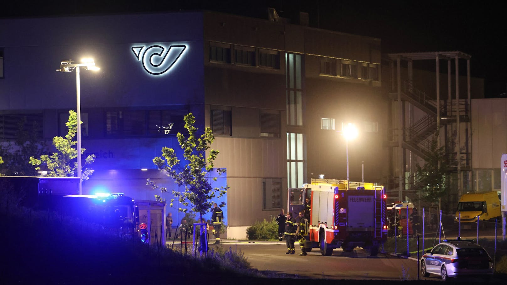 Einen Großeinsatz von elf Feuerwehren hatte in der Nacht auf Mittwoch ein Brand einer Halle auf dem Gelände eines Post-Logistikzentrums in Allhaming (Bezirk Linz-Land) zur Folge.