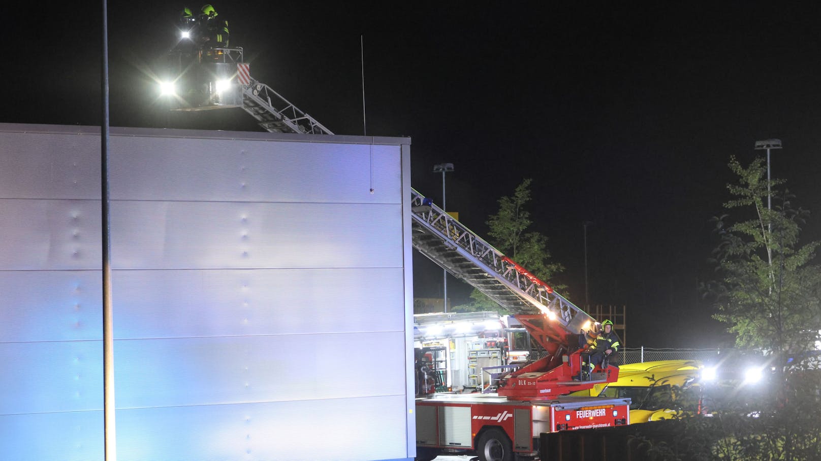 Einen Großeinsatz von elf Feuerwehren hatte in der Nacht auf Mittwoch ein Brand einer Halle auf dem Gelände eines Post-Logistikzentrums in Allhaming (Bezirk Linz-Land) zur Folge.