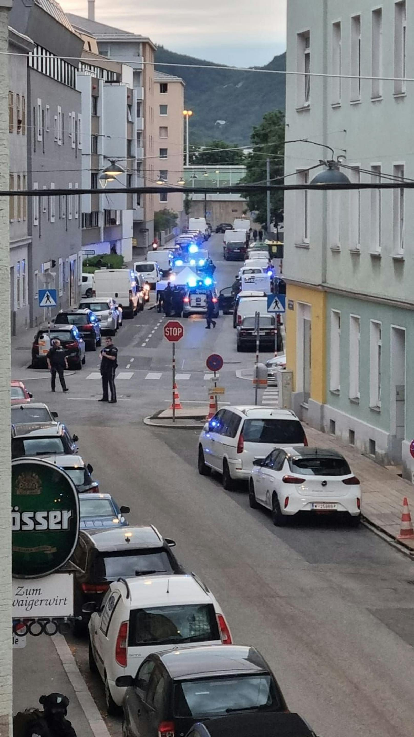 Am Dienstagabend fielen in der Schwaigergasse in Floridsdorf Schüsse. Ein Polizist schoss auf einen Angreifer, auch eine Frauenleiche wurde entdeckt.