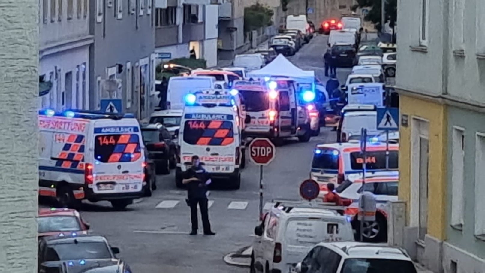 Am Dienstagabend fielen in der Schwaigergasse in Floridsdorf Schüsse. Ein Polizist schoss auf einen Angreifer, auch eine Frauenleiche wurde entdeckt.