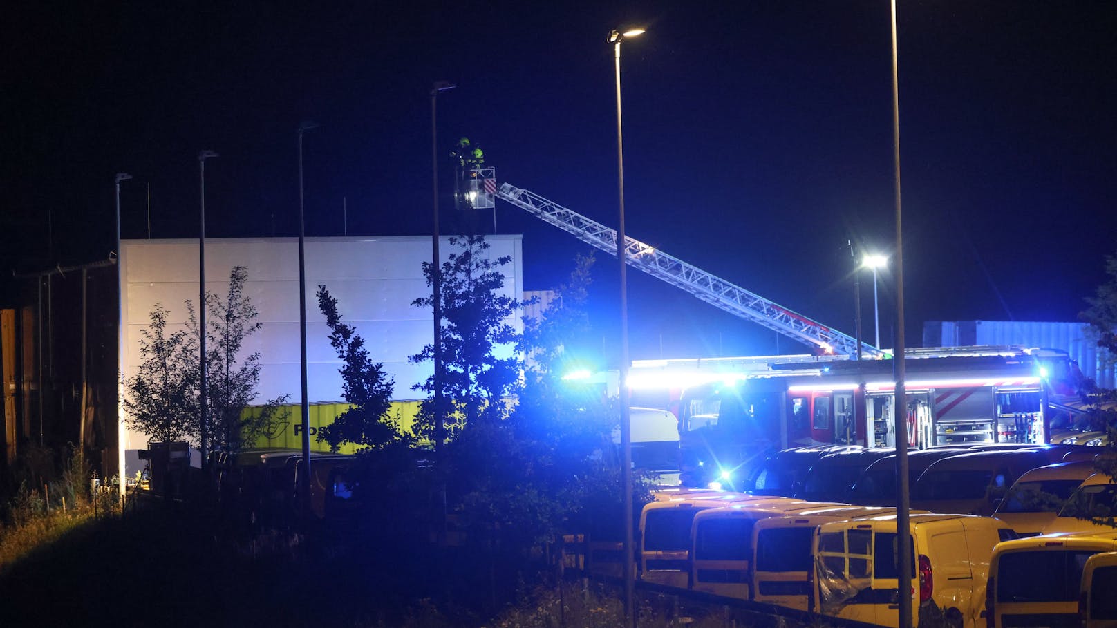 Einen Großeinsatz von elf Feuerwehren hatte in der Nacht auf Mittwoch ein Brand einer Halle auf dem Gelände eines Post-Logistikzentrums in Allhaming (Bezirk Linz-Land) zur Folge.