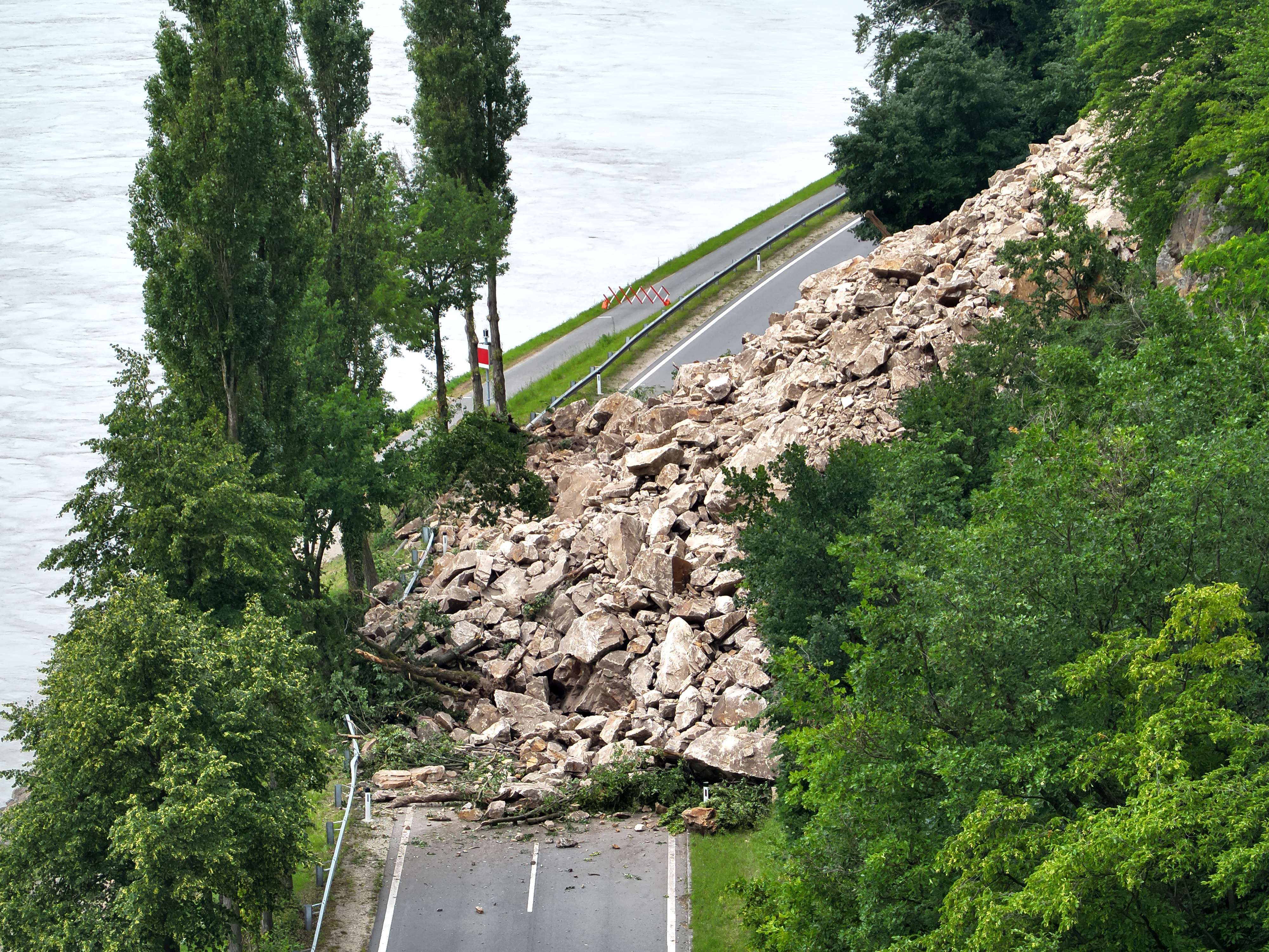 Ein Berghang rutschte bei Aggsbach im Bezirk Melk auf die B33. 