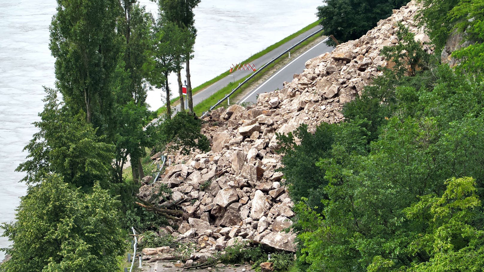 Ein Berghang rutschte bei Aggsbach im Bezirk Melk auf die B33. 