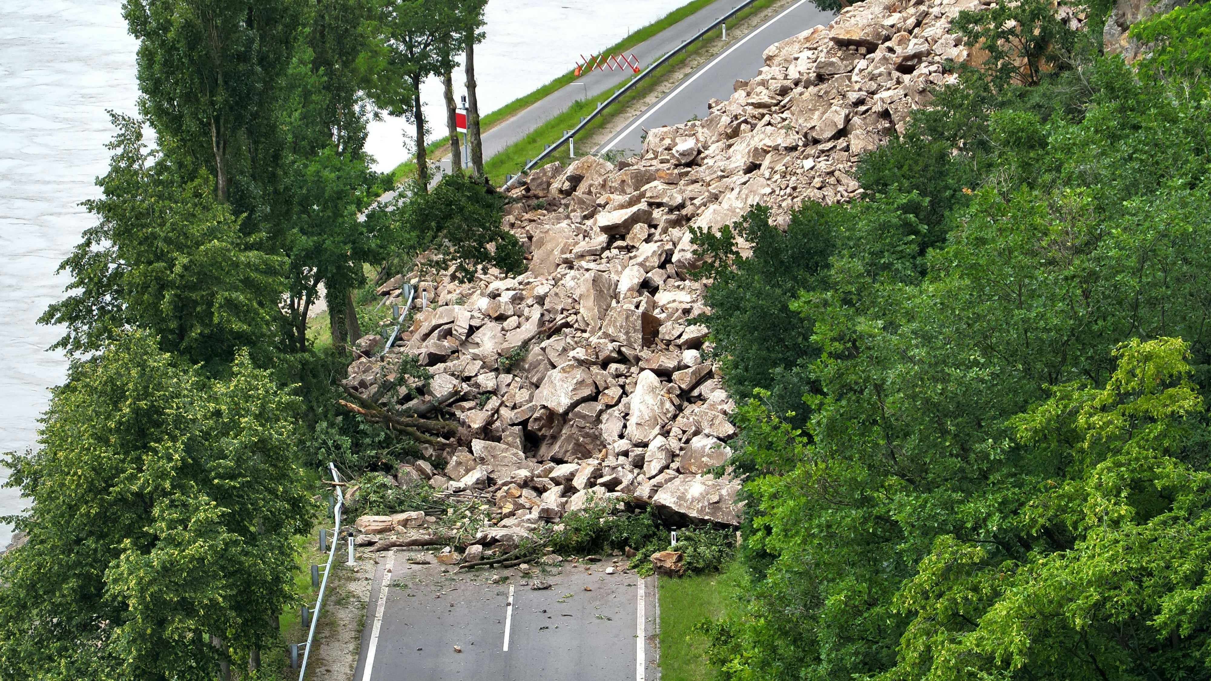 Ein Berghang rutschte bei Aggsbach im Bezirk Melk auf die B33. 