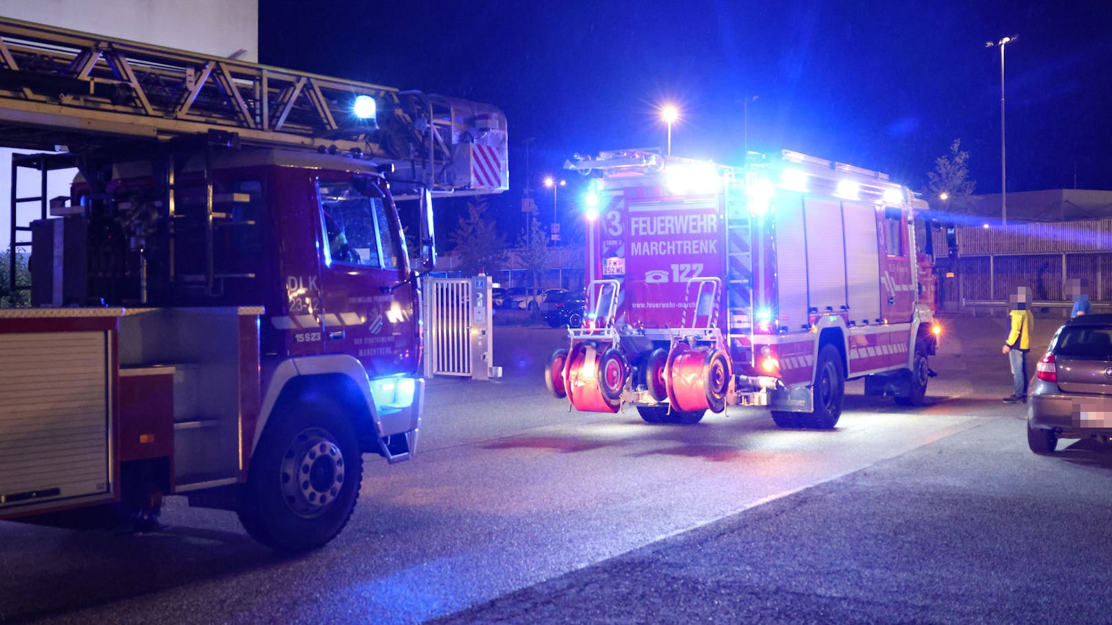 Einen Großeinsatz von elf Feuerwehren hatte in der Nacht auf Mittwoch ein Brand einer Halle auf dem Gelände eines Post-Logistikzentrums in Allhaming (Bezirk Linz-Land) zur Folge.