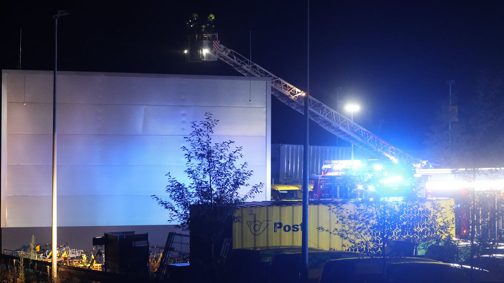 Einen Großeinsatz von elf Feuerwehren hatte in der Nacht auf Mittwoch ein Brand einer Halle auf dem Gelände eines Post-Logistikzentrums in Allhaming (Bezirk Linz-Land) zur Folge.