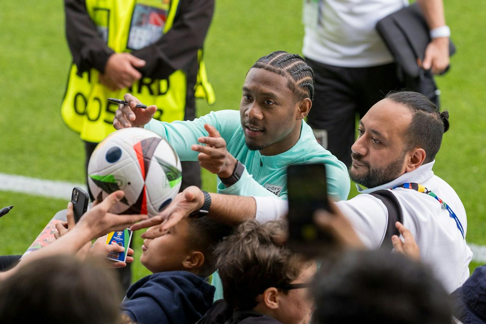 Der aktuell verletzte ÖFB-Teamkapitän David Alaba war bei den Fans besonders gefragt. 