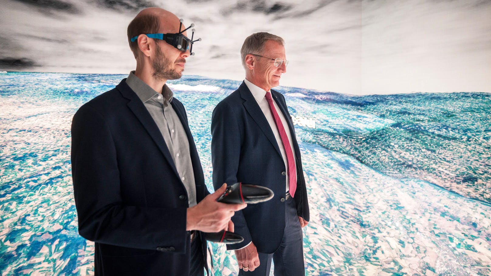 Landeshauptmann Thomas Stelzer in der "LED-CAVE", eine Installation für die Darstellung von Inhalten in Virtueller Realität.