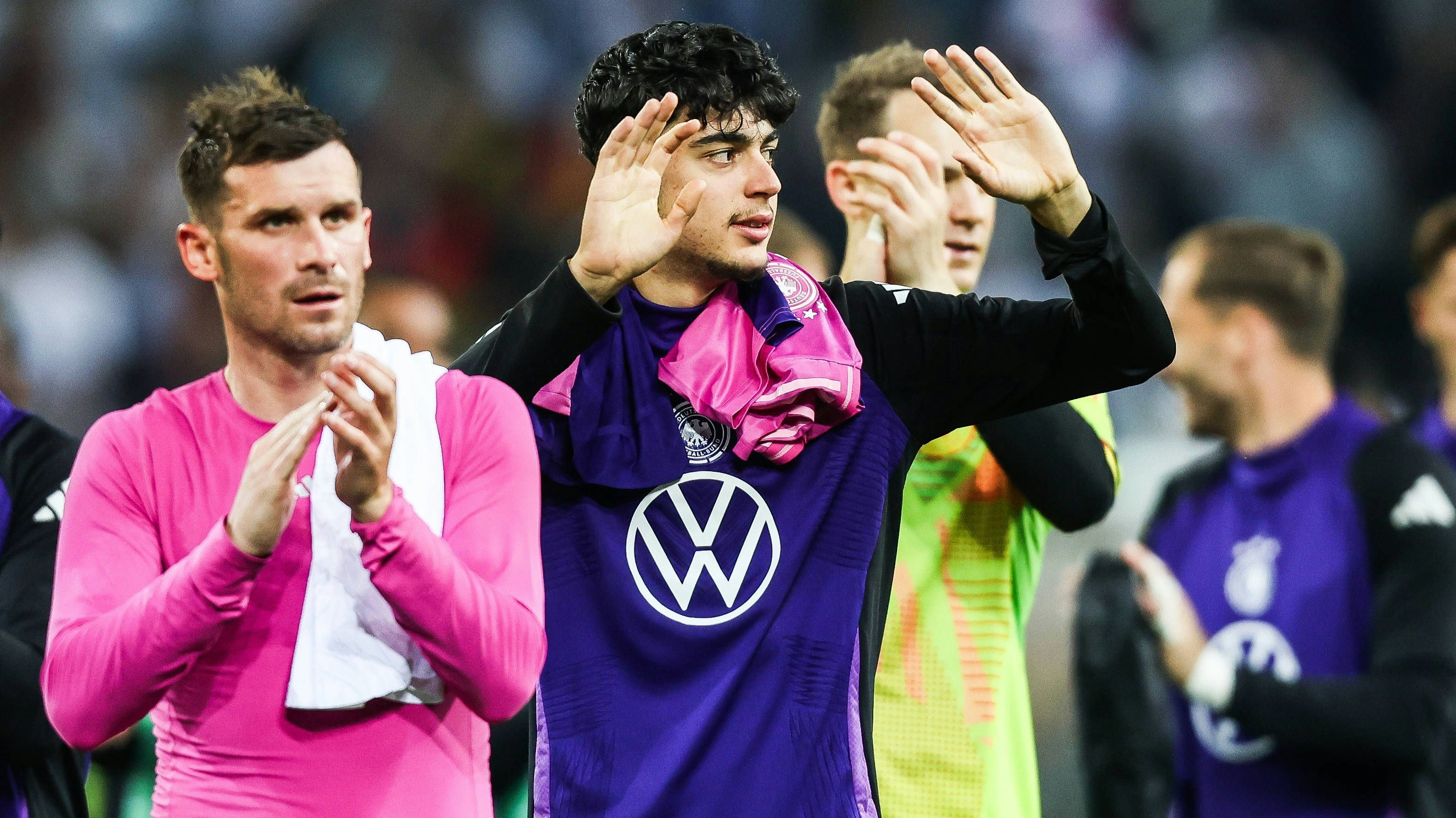 Aleksandar Pavlovic (Mitte) fällt für die EM aus.