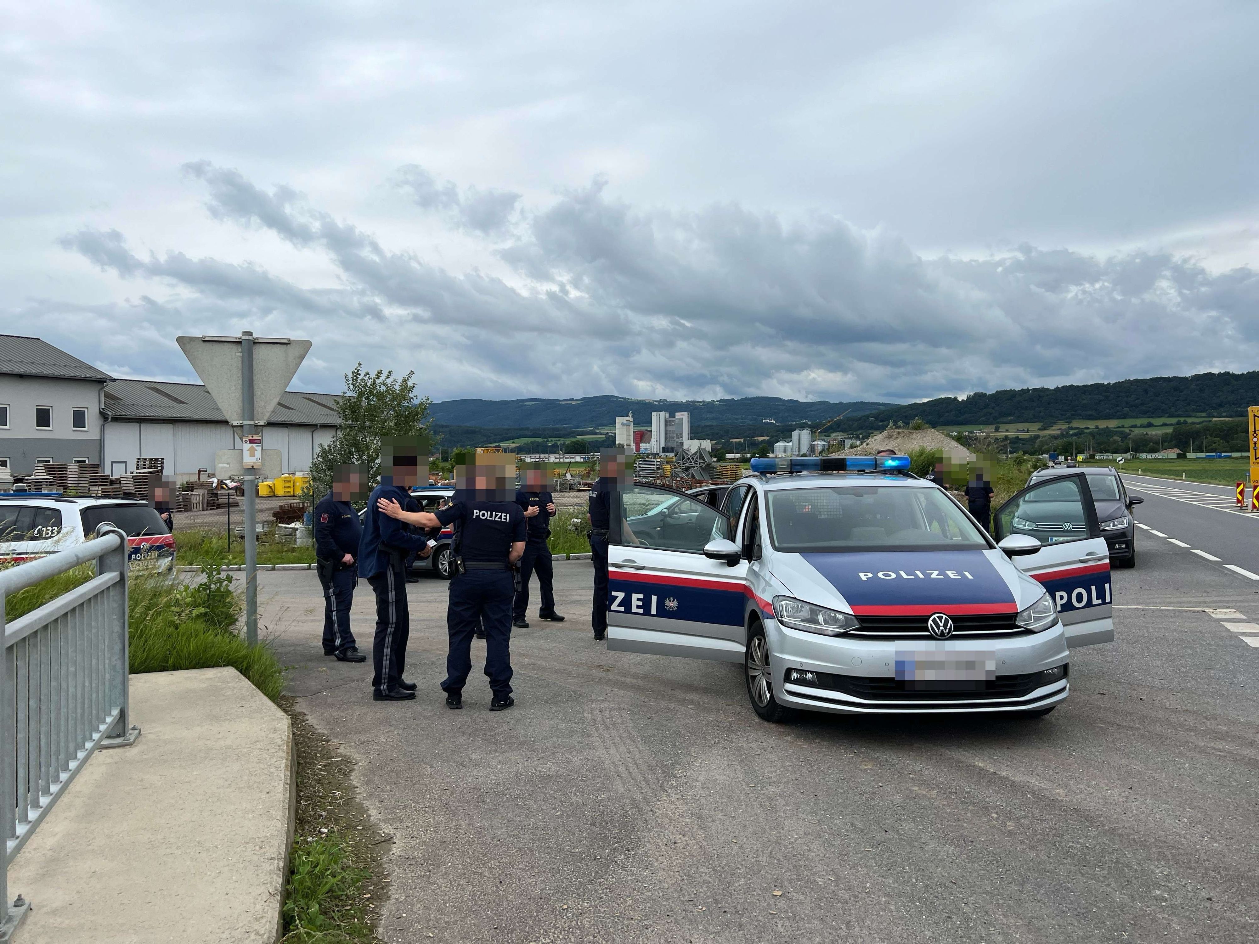Die zwei Verdächtigen wurden festgenommen.