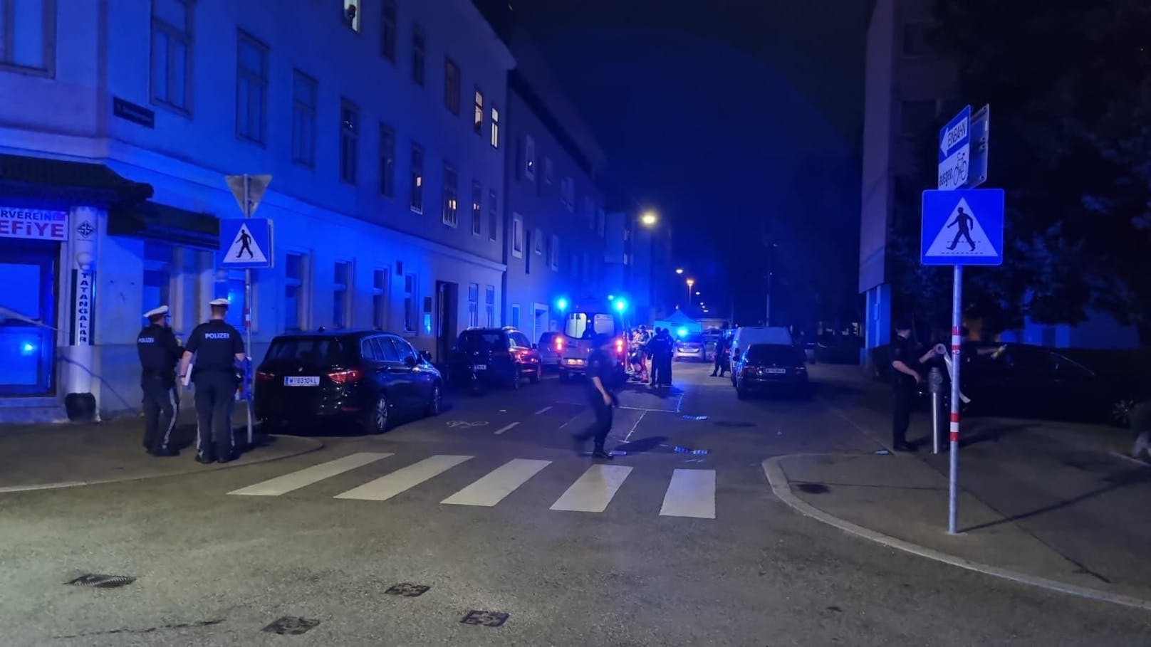 Am Dienstagabend fielen in der Schwaigergasse in Floridsdorf Schüsse. Ein Polizist schoss auf einen Angreifer, auch eine Frauenleiche wurde entdeckt.