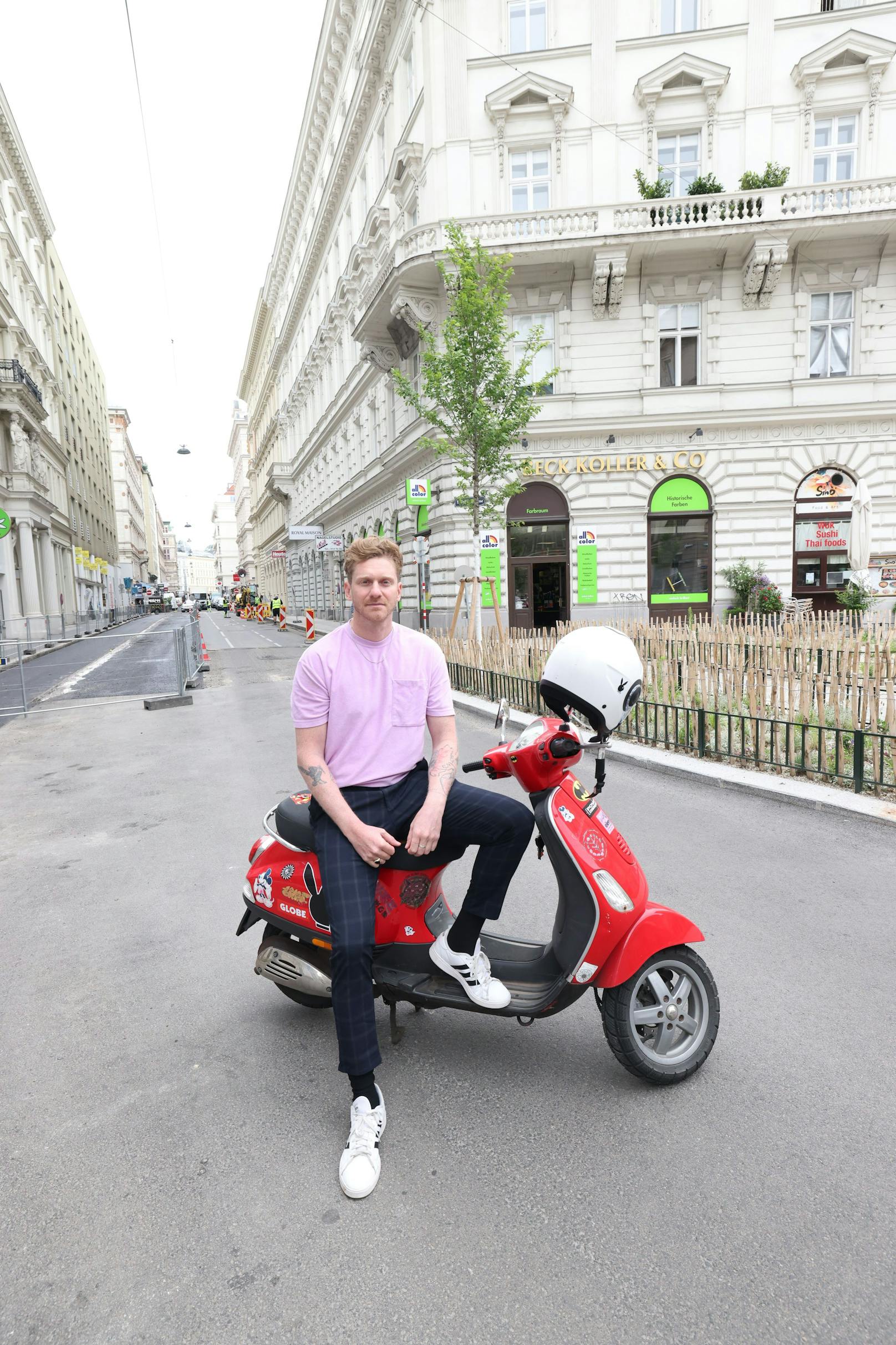 Nach dem "Heute"-Interview ist der Sänger mit seinem Moped zum nächsten Termin gedüst.