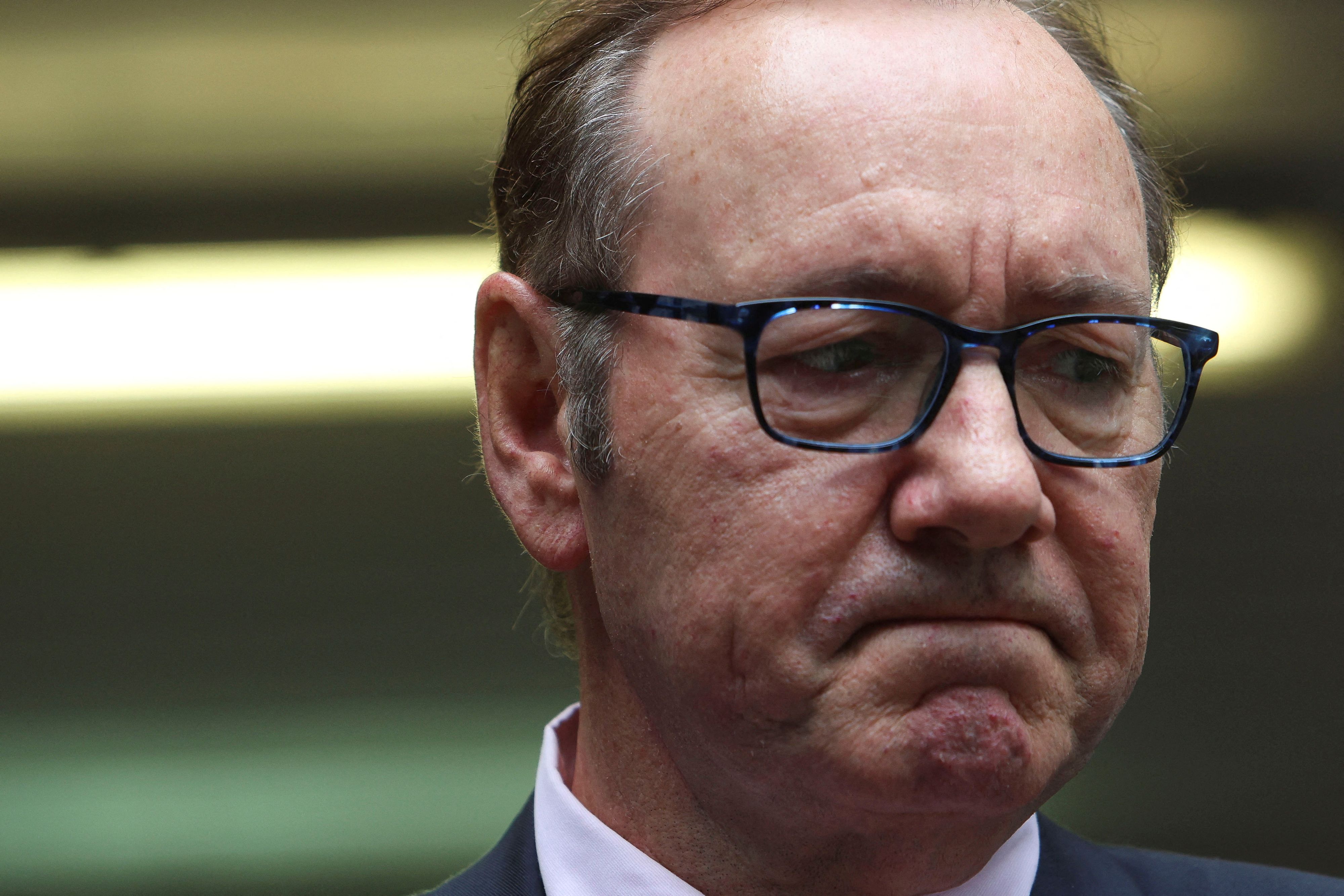 Schauspieler Kevin Spacey vor dem Southwark Crown Court in London zu, nachdem er im Zusammenhang mit den Vorwürfen sexueller Vergehen für nicht schuldig befunden wurde.