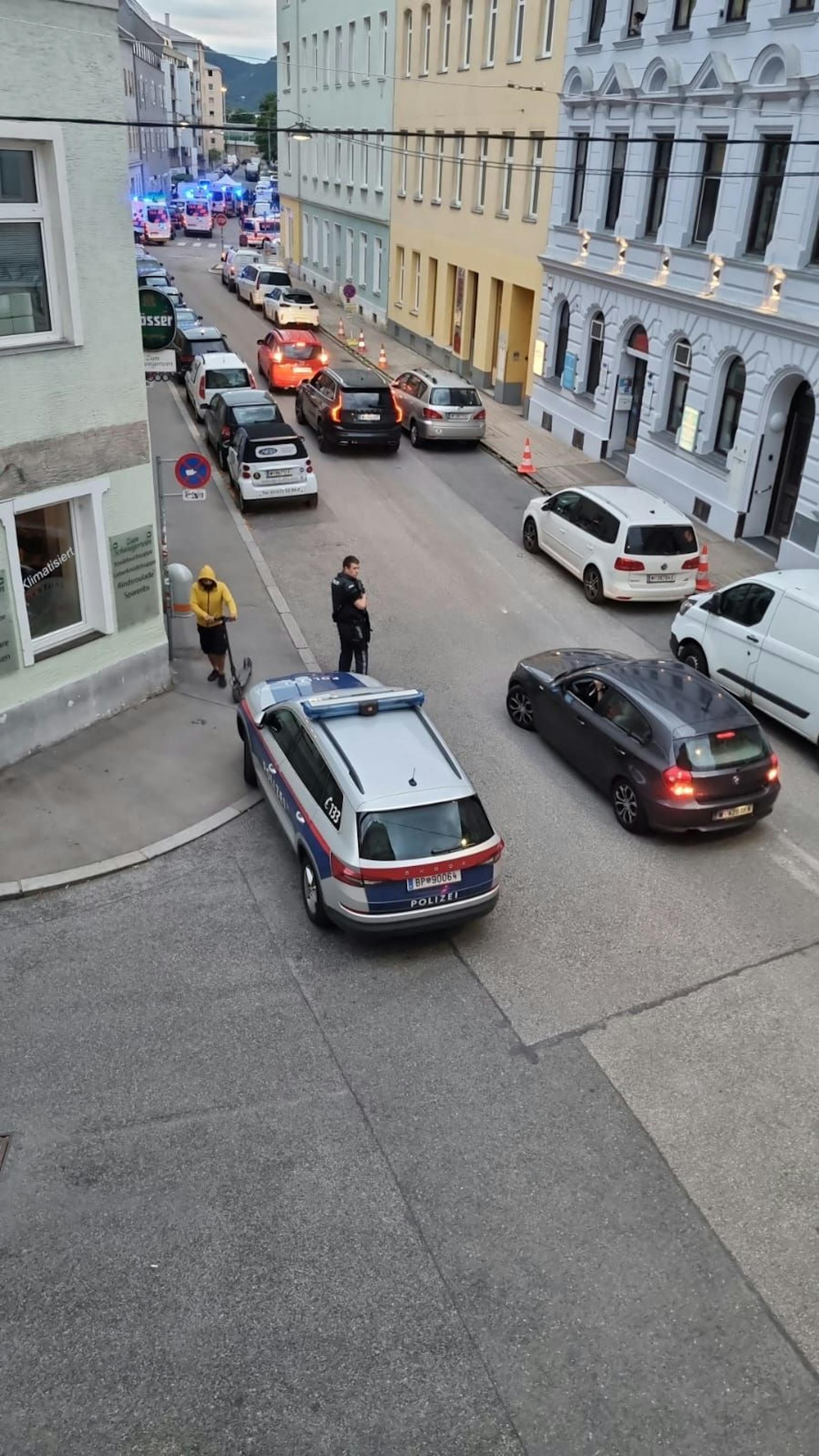 Am Dienstagabend fielen in der Schwaigergasse in Floridsdorf Schüsse. Ein Polizist schoss auf einen Angreifer, auch eine Frauenleiche wurde entdeckt.